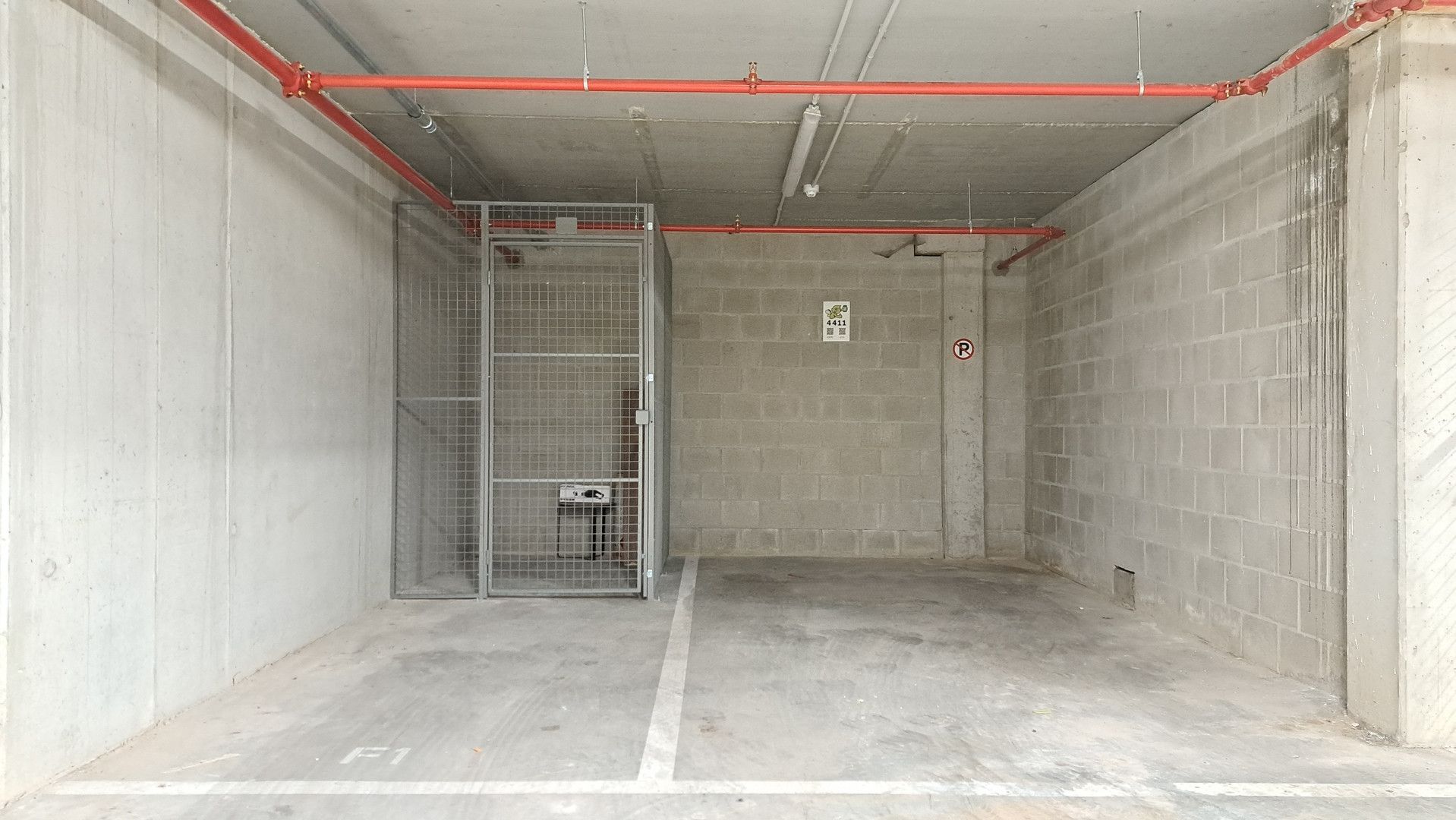 Brede autostaanplaats met berging foto 2