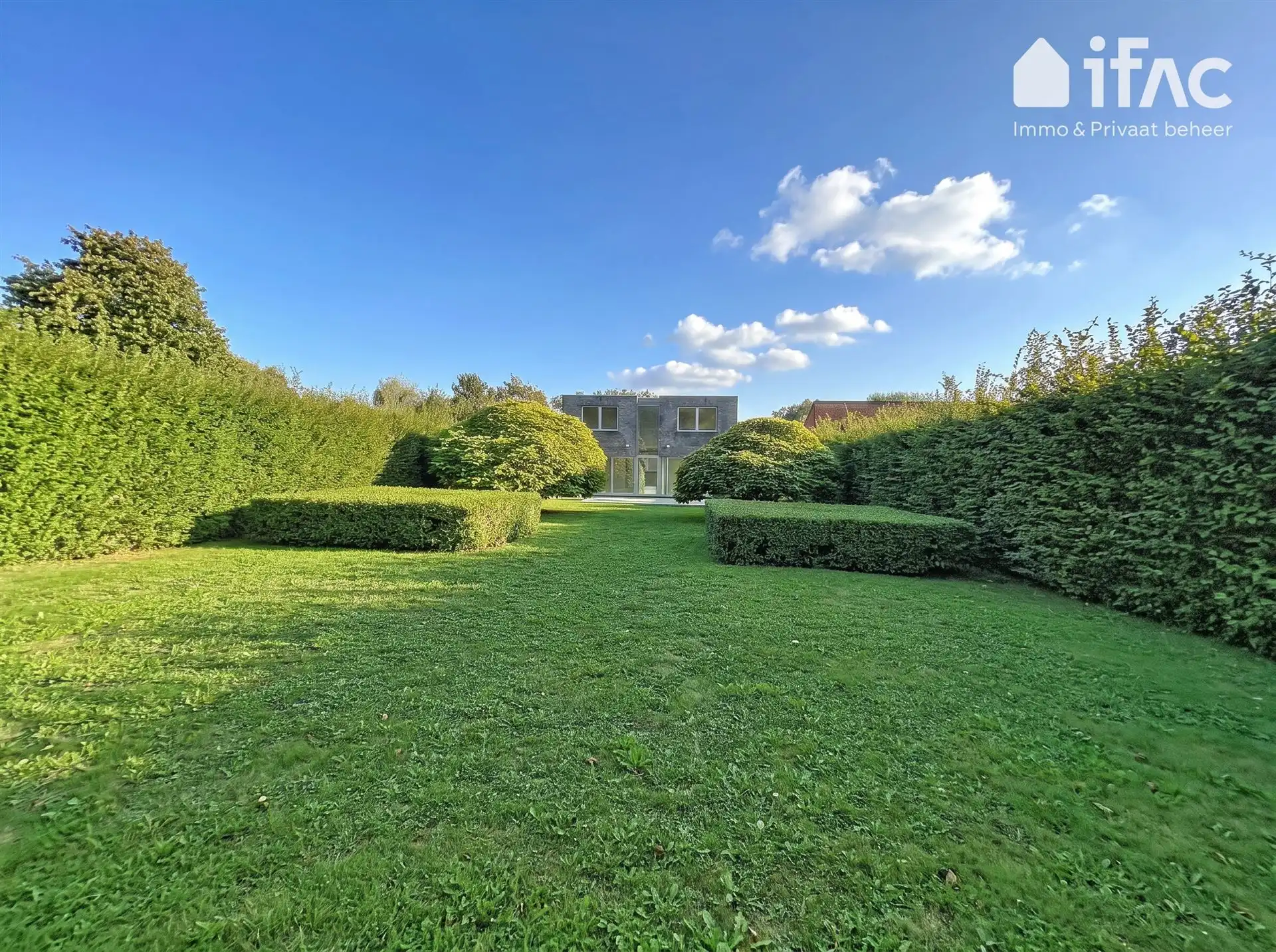 Moderne en ruime villa met mooi aangelegde tuin foto 7