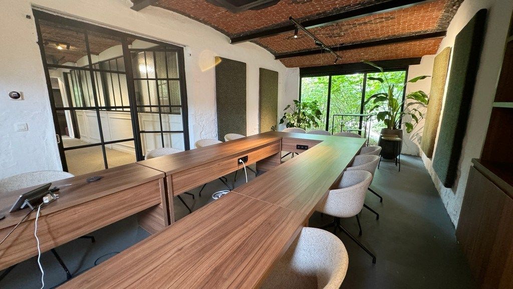 Trendy kantoor te huur vlakbij E40 in Drongen foto {{pictureIndex}}