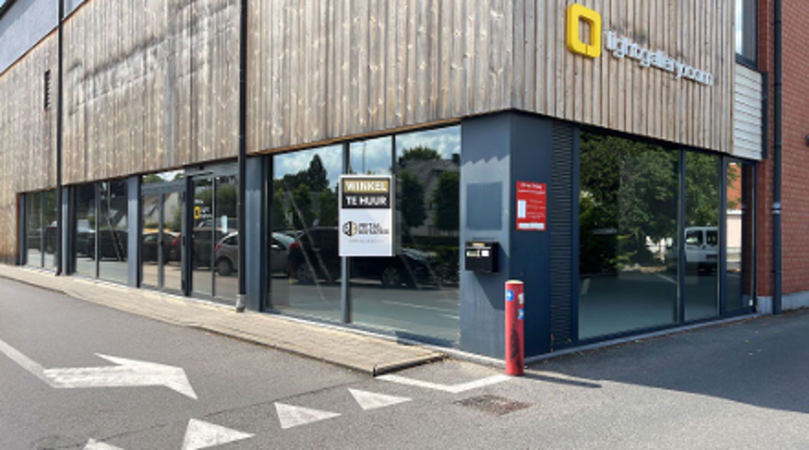 Winkelruimte te huur op de Kotrijksesteenweg te Gent. foto {{pictureIndex}}