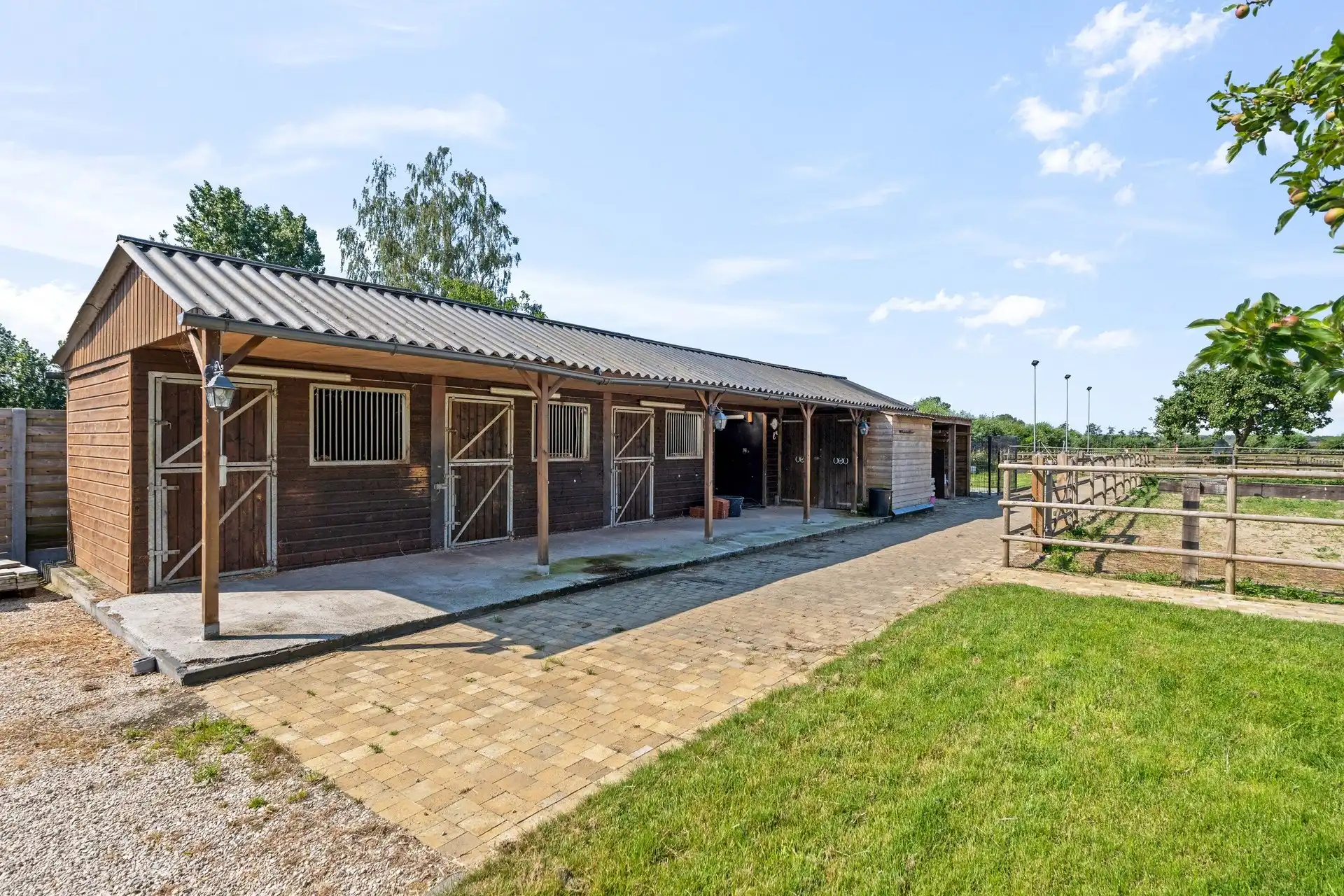 prachtige eigendom, met vergunde paardenstallen en weide. foto 3