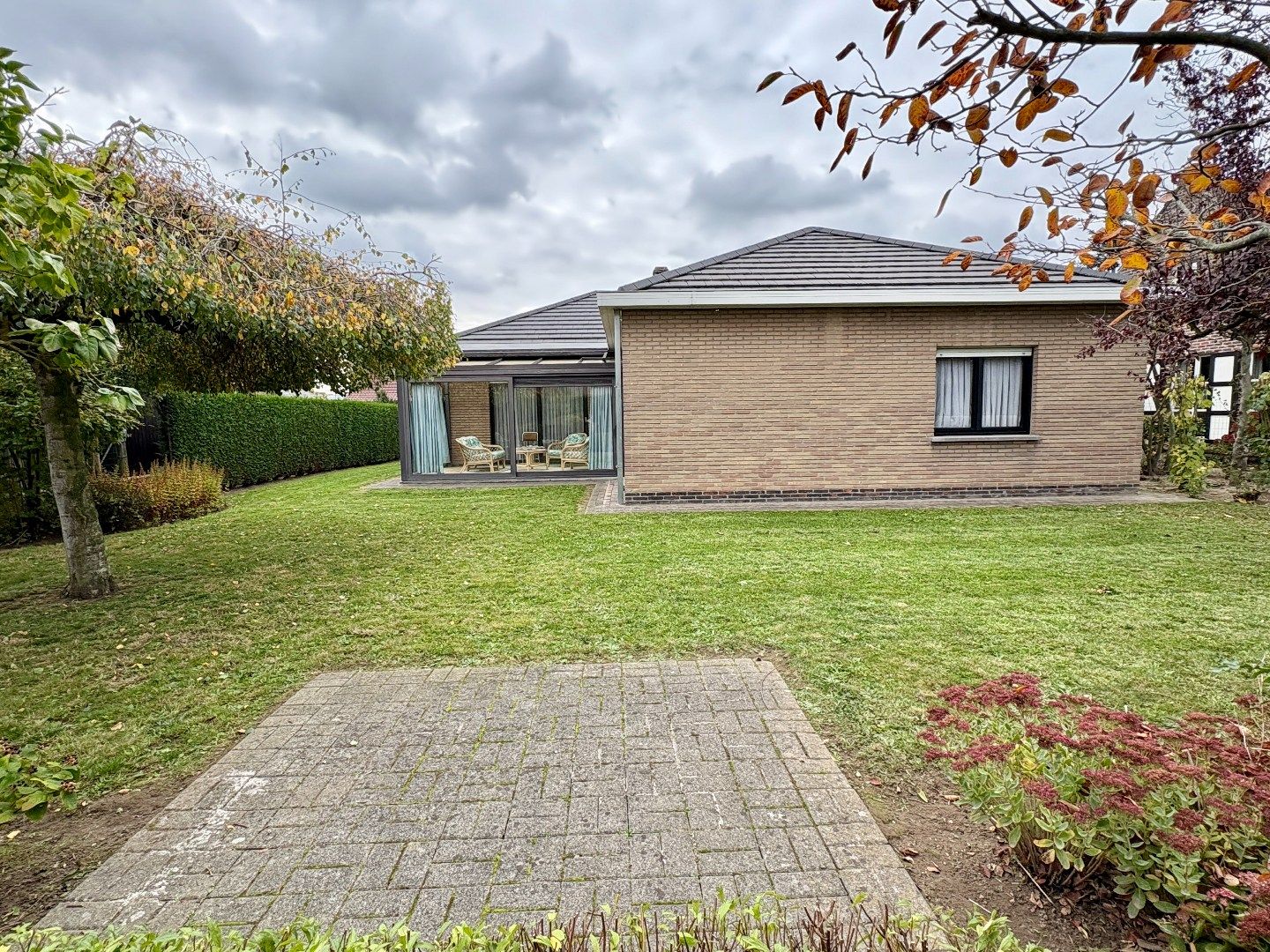 Gelijkvloerse villa op 614 m² met 3 slks en een inpandige garage. foto 4
