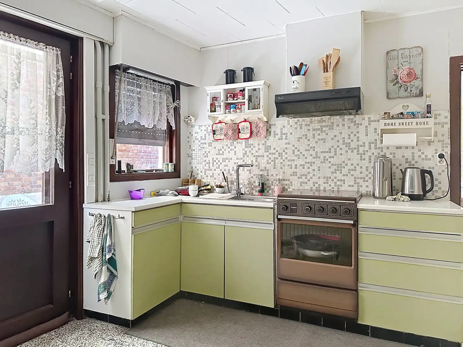 Te renoveren woning met groengebied in de achtertuin foto 10