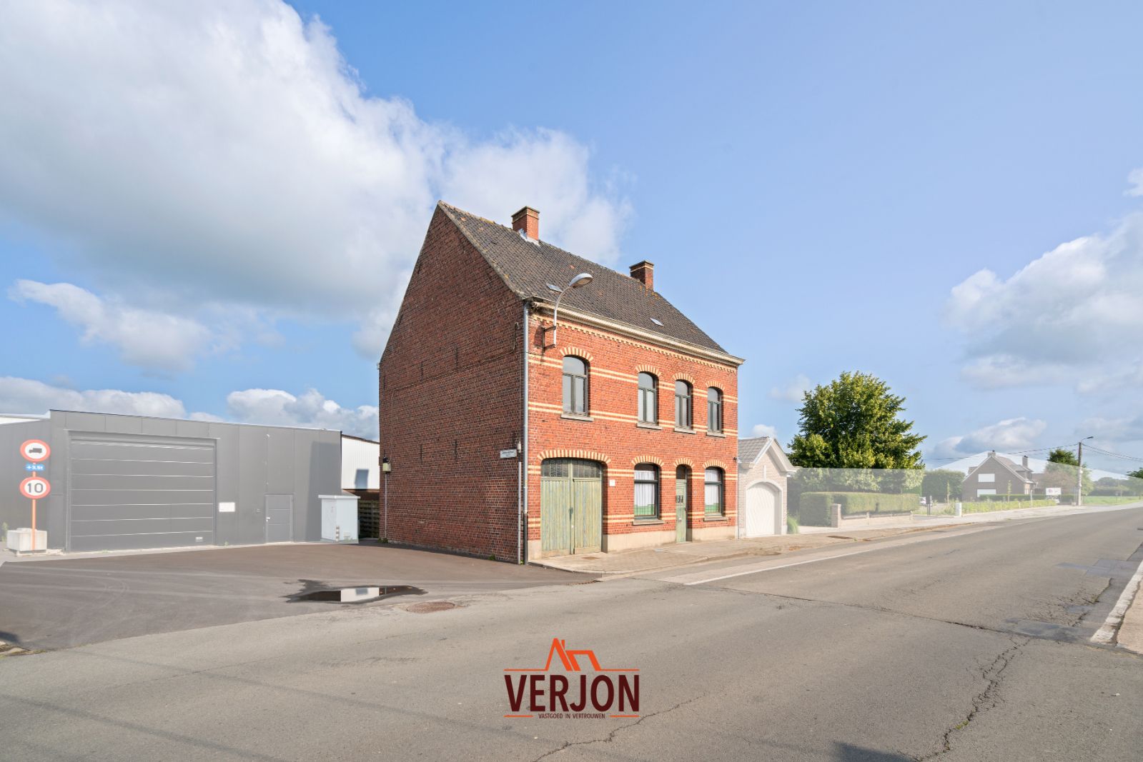 Kijkdag 5/10/2024 van 9 tot 10 uur! Ruime woning (4a5 slpks) met garage en werkplaats foto 2