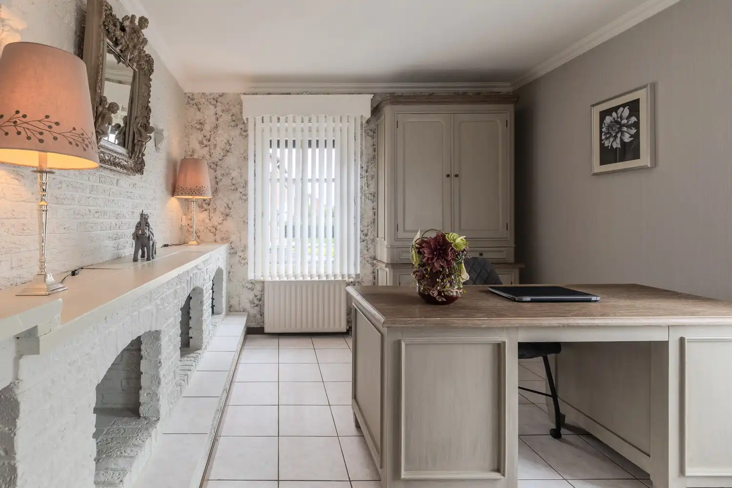 Instapklare woning met drie slaapkamers, ruime tuin en twee garageboxen in hartje Rekem! foto 10