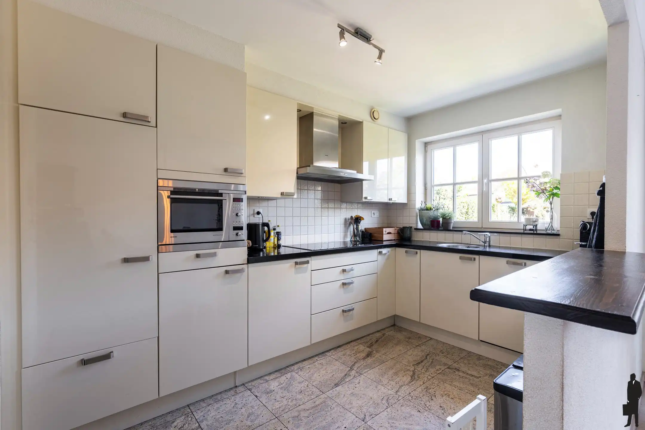 Ruime woning met o.a. 5 slpk, 2 badk, garage ,centrum Poppel foto 6