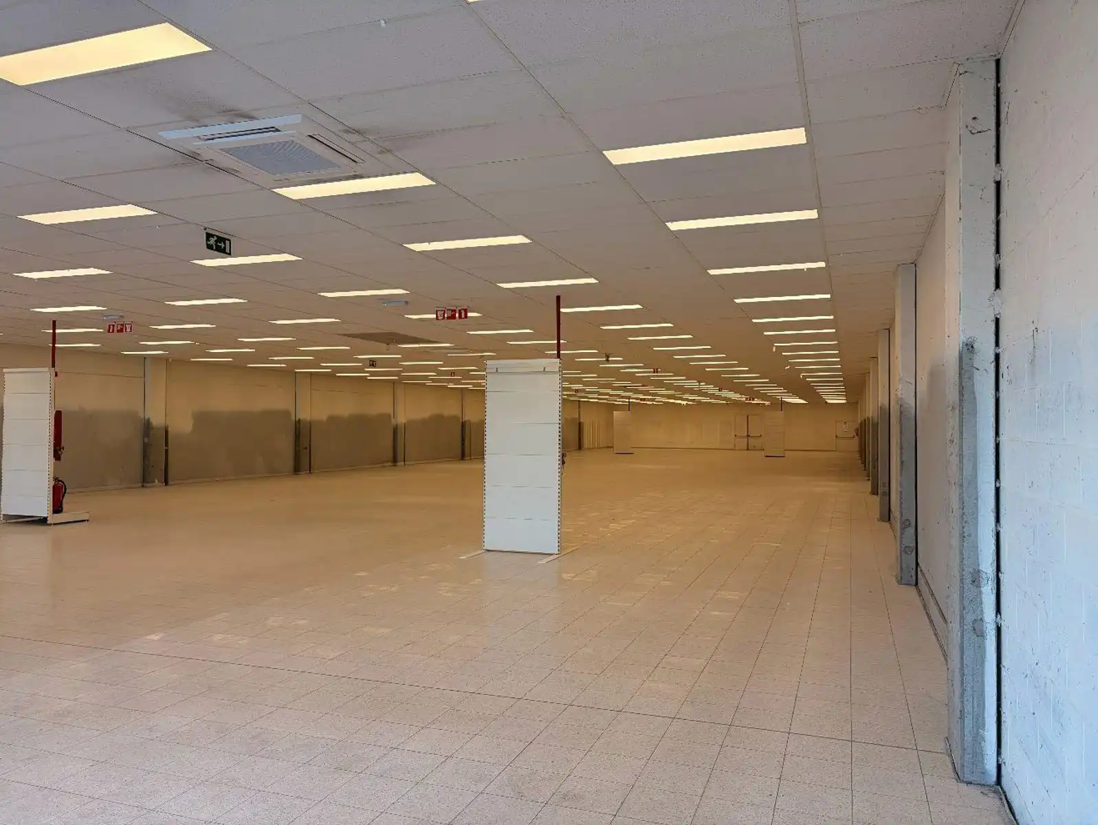 Handelspand van 1.214 m² te huur op retailpark in Lokeren foto 8