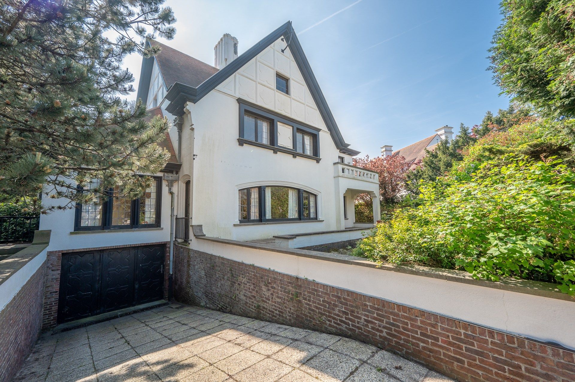 Te renoveren of af te breken villa gelegen op de Elizabetlaan te Knokke op enkele meters van het strand en de winkelstraten.  foto 1