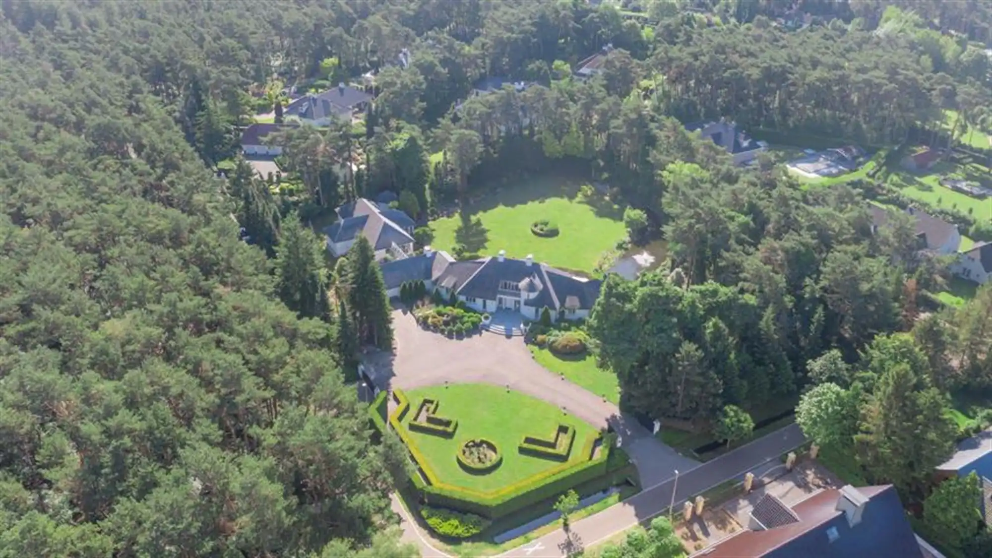 Statig landgoed met binnenzwembad op toplocatie foto 3