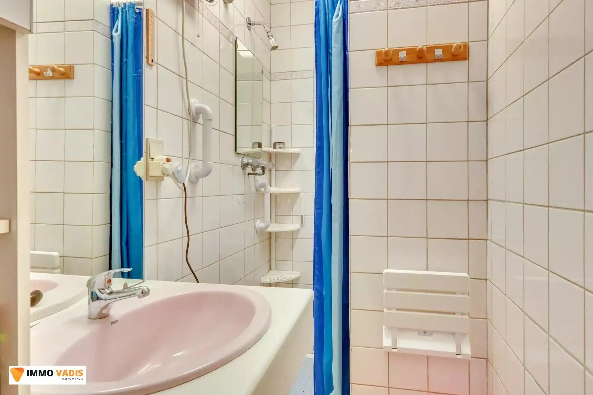 Te koop op lijfrente - Comfortabele villa met drie slaapkamers, twee garages en een magazijn. foto 17