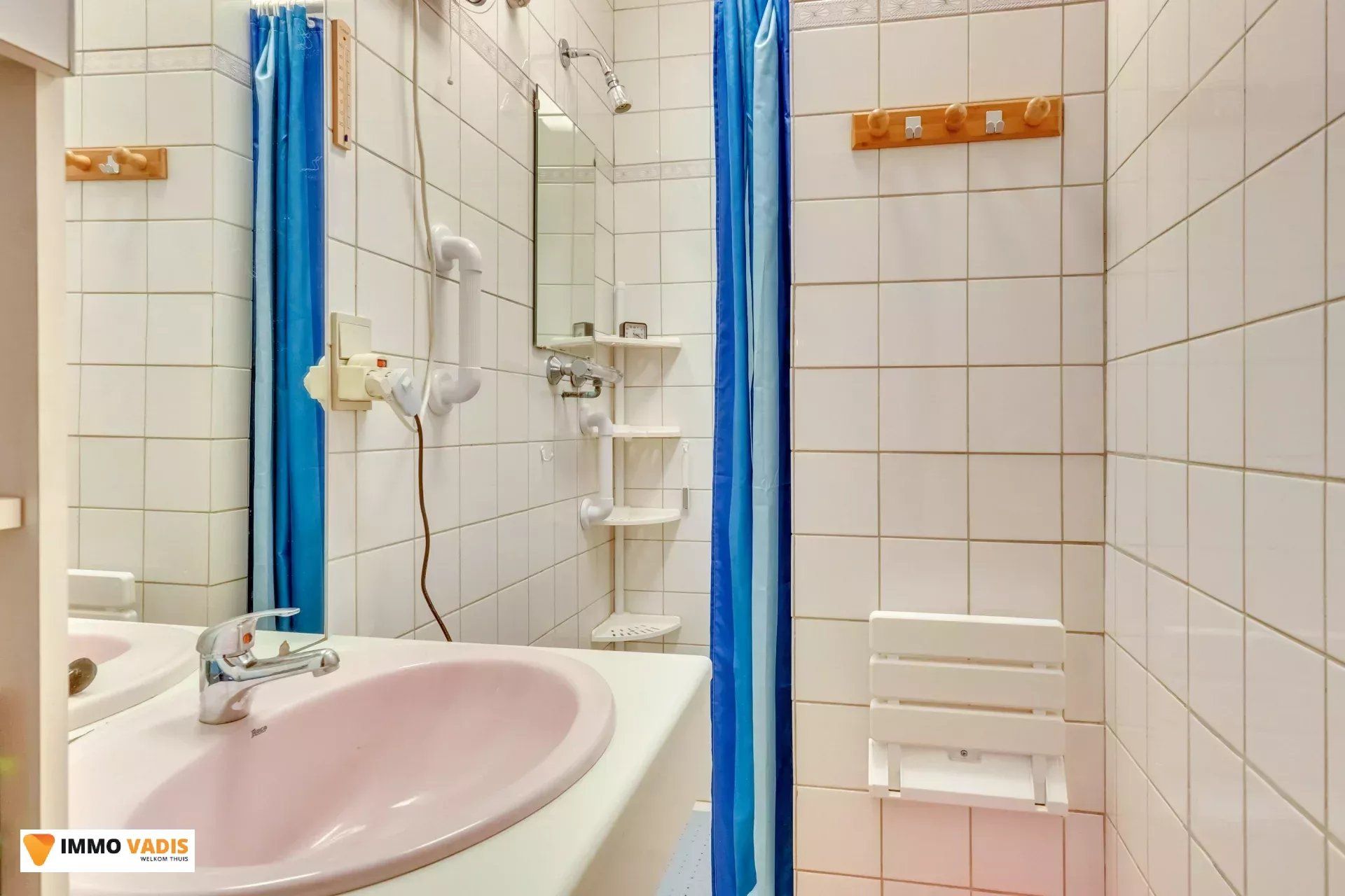 Te koop op lijfrente - Comfortabele villa met drie slaapkamers, twee garages en een magazijn. foto 17