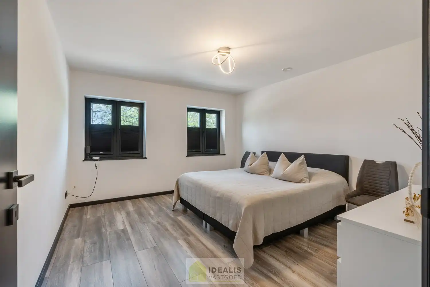 EEN BIJZONDER RIANTE WONING VAN MAAR LIEFST 302M² WOONOPPERVLAKTE OP EEN KNAP PERCEEL VAN 5A 90CA. foto 34