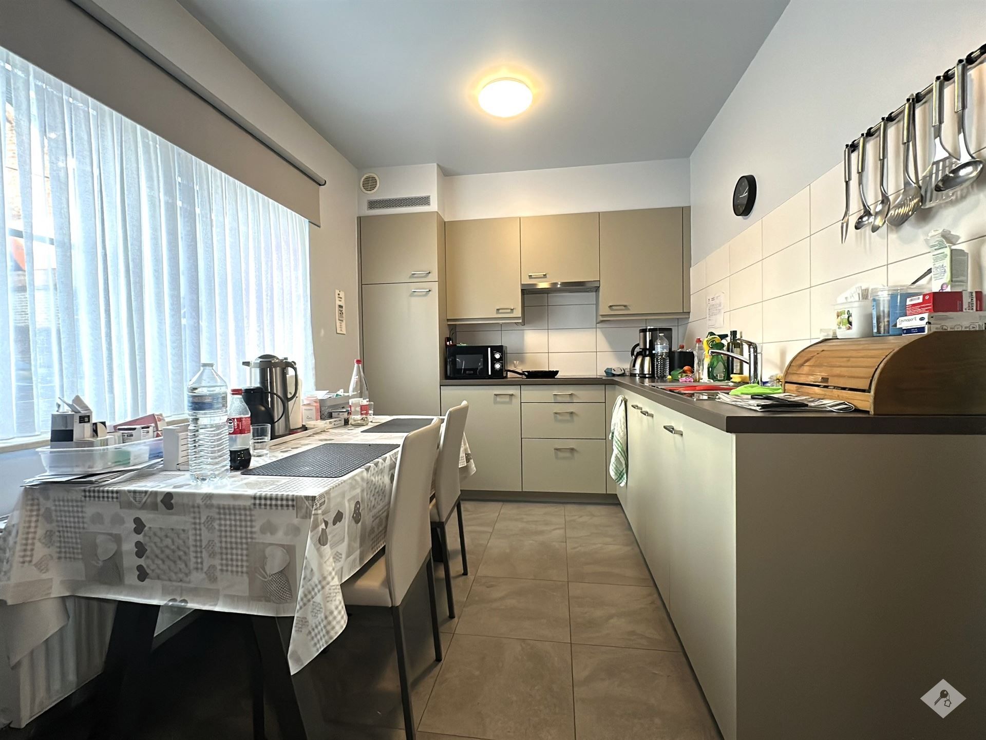 Ruim appartement met tuin, garage en buitenberging foto 7