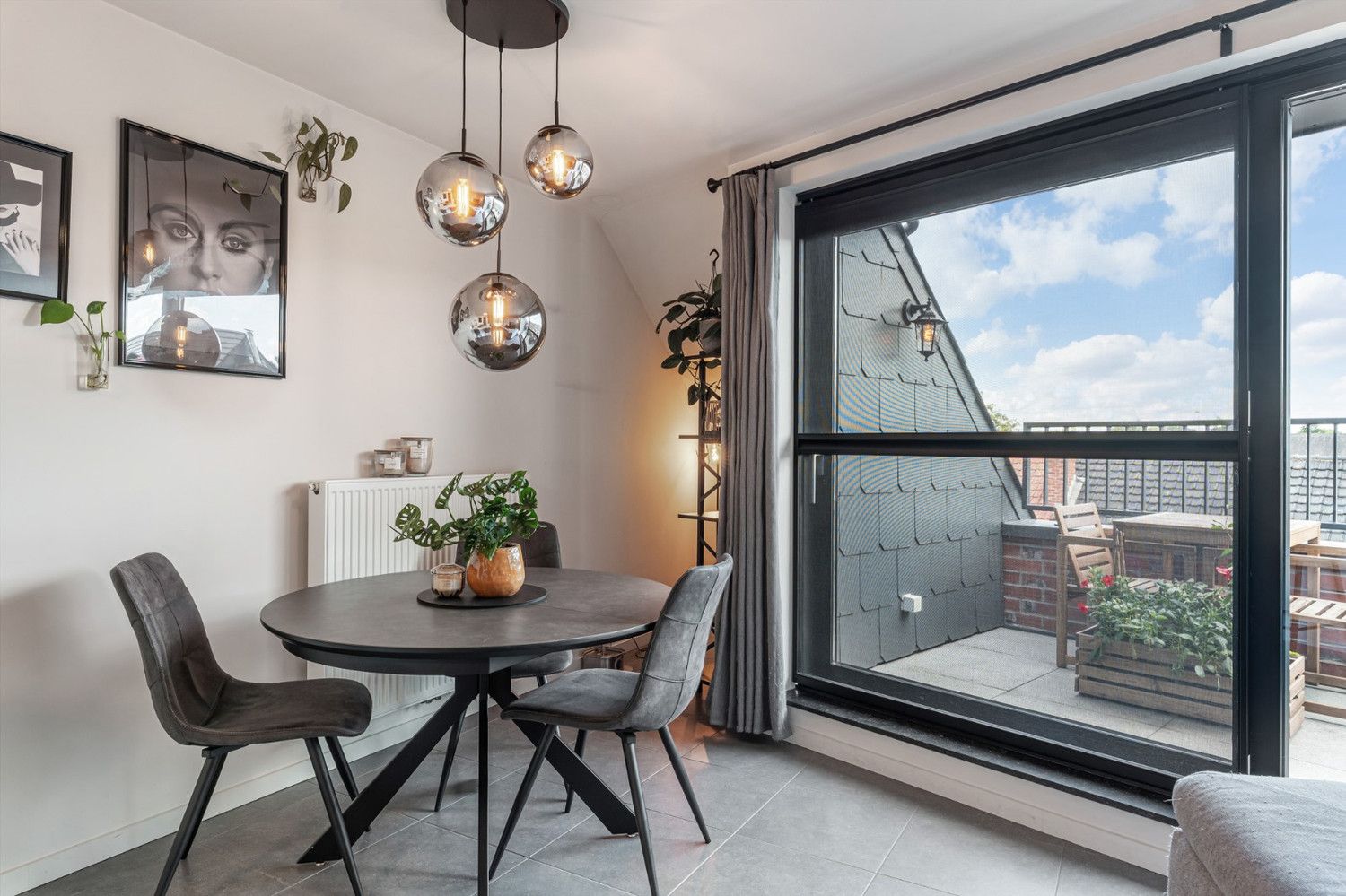 Modern en licht Duplexappartement met 3 slk berging en autostpl foto 10