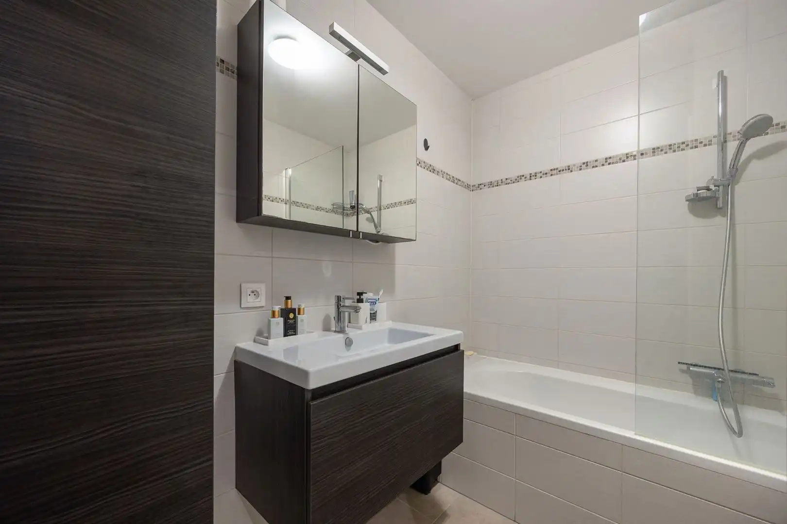 Modern en licht appartement met terras in parkomgeving. foto 11