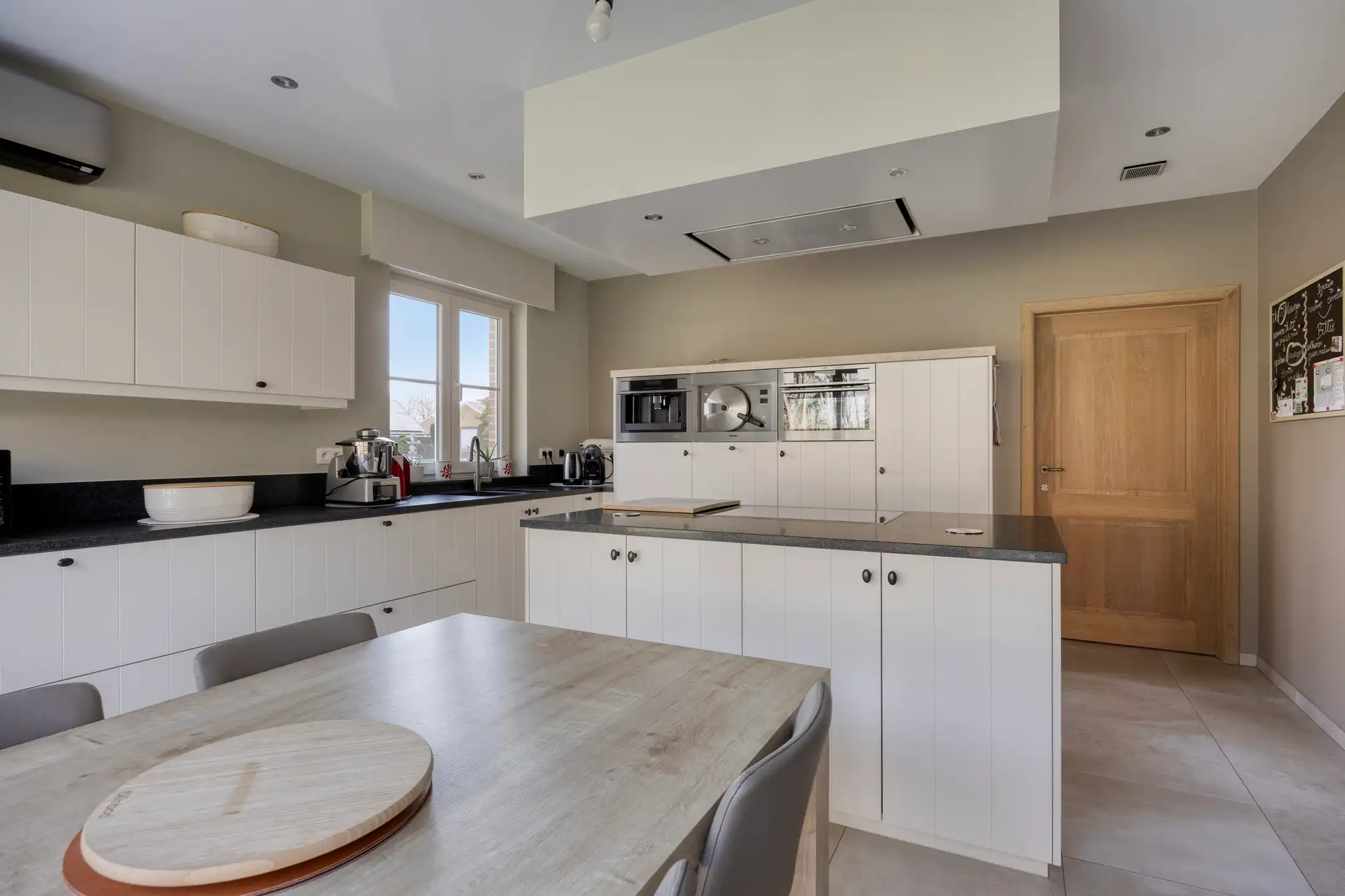 Vrijstaande, ruime villa (314m2) op een perceel van 30 are foto 9