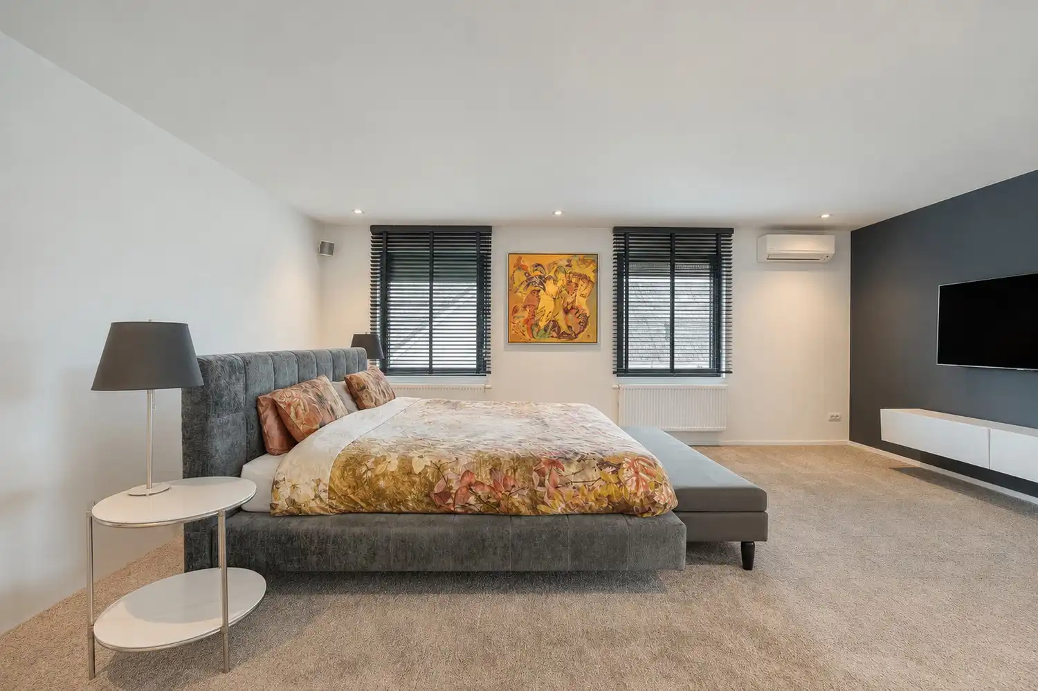 Exclusieve recente villa met verwarmd zwembad, vier garages en inclusief bouwgrond van 10a in een groene omgeving foto 22