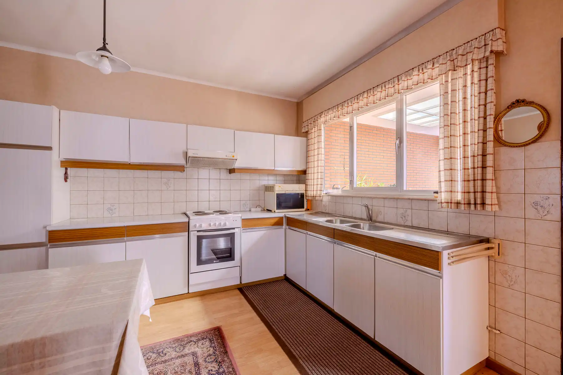Te renoveren woning met veel potentieel op rustige locatie foto 9