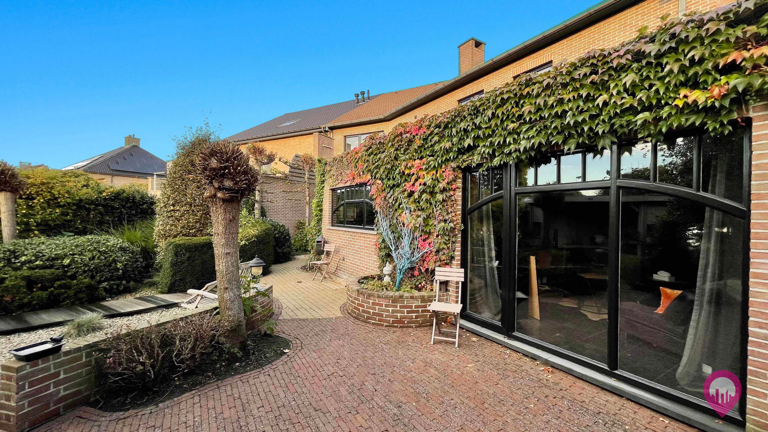Woning met mogelijkheid voor praktijk aan huis op TOPligging! foto {{pictureIndex}}