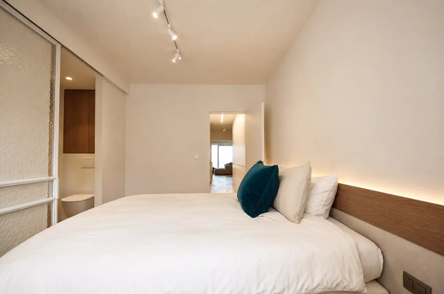 Subliem gerenoveerd appartement met frontaal zeezicht en een tijdloze, uiterst verfijnde afwerking. foto 13