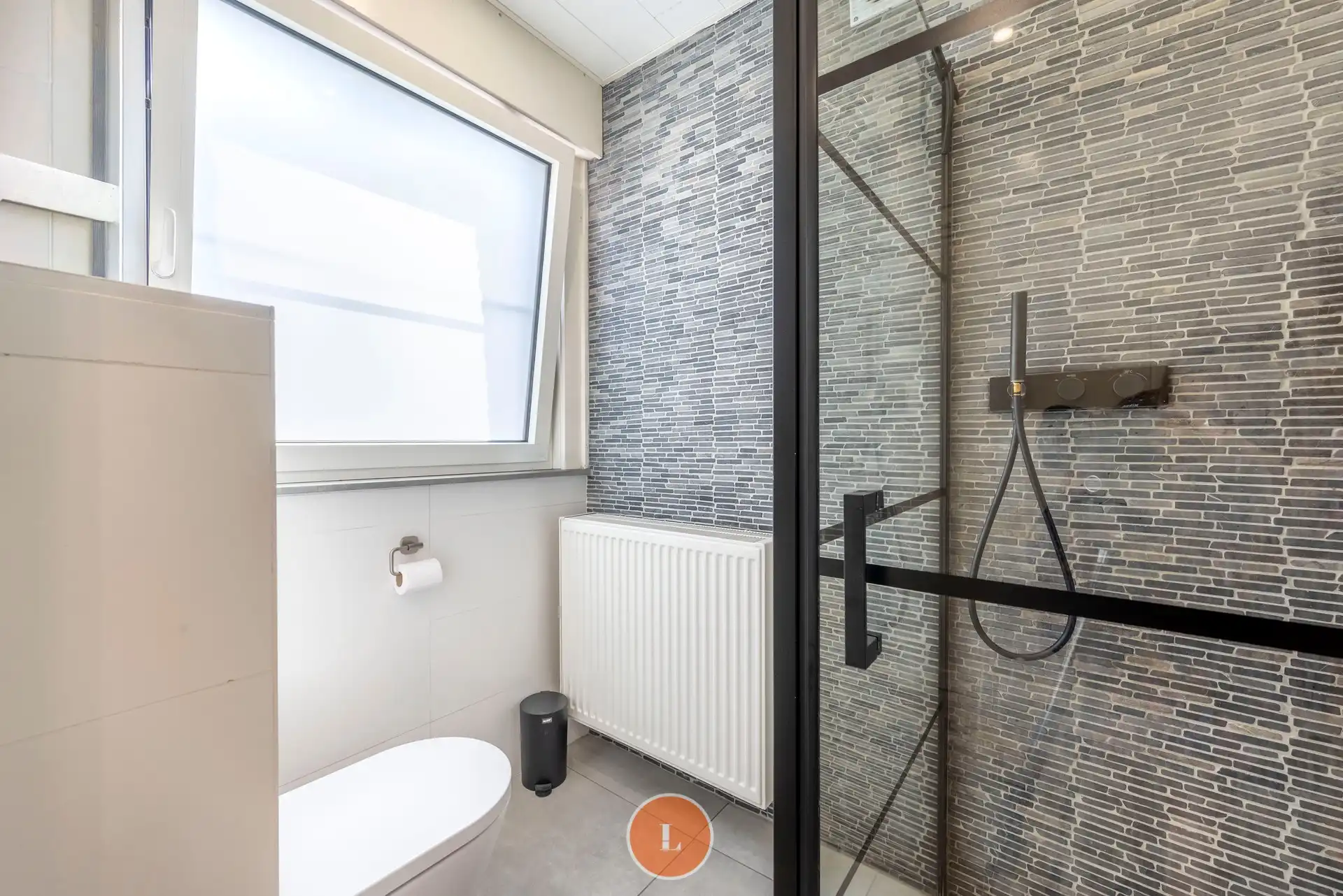 Charmante hoekwoning met onderhoudsvriendelijke stadstuin op centrale ligging in Menen foto 9