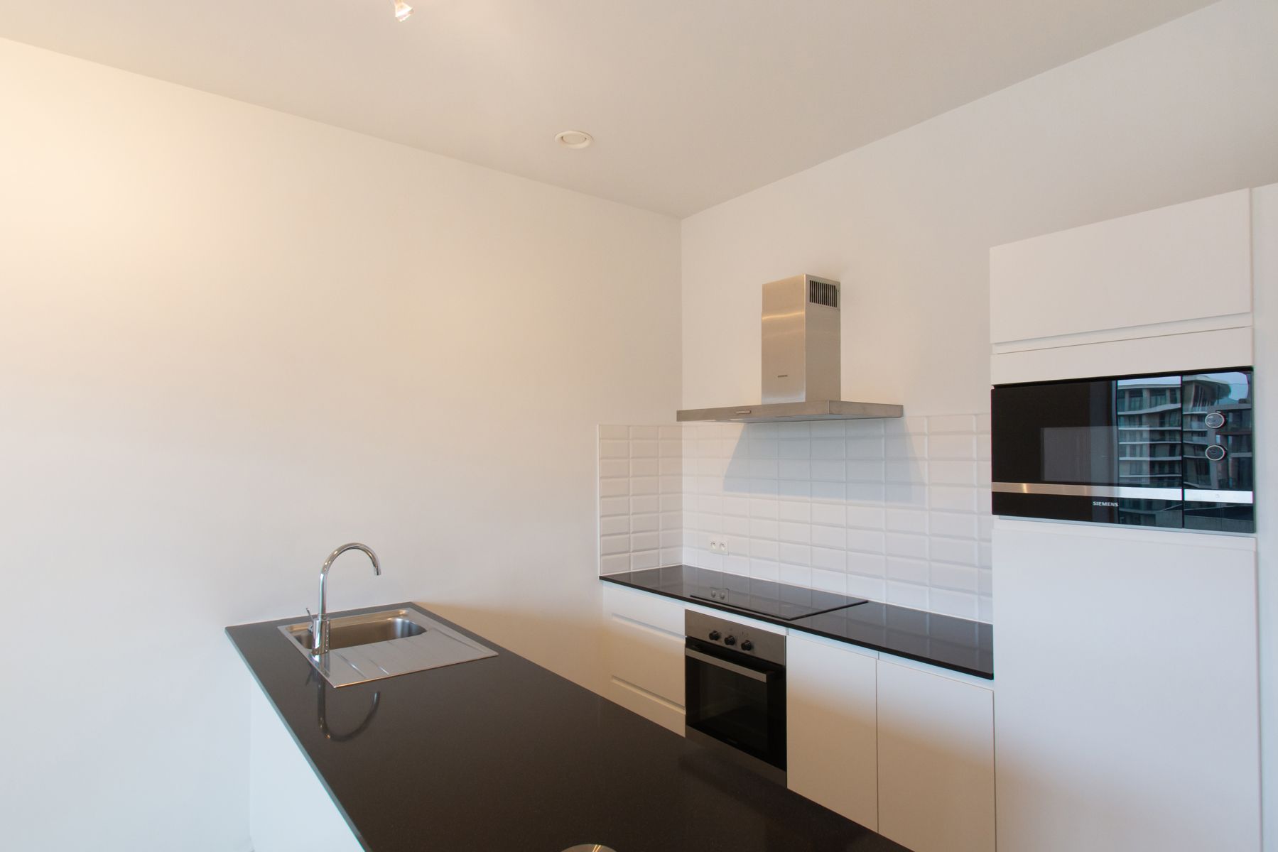 Ongemeubeld 1 slaapkamer app. met mooi terrras foto 6