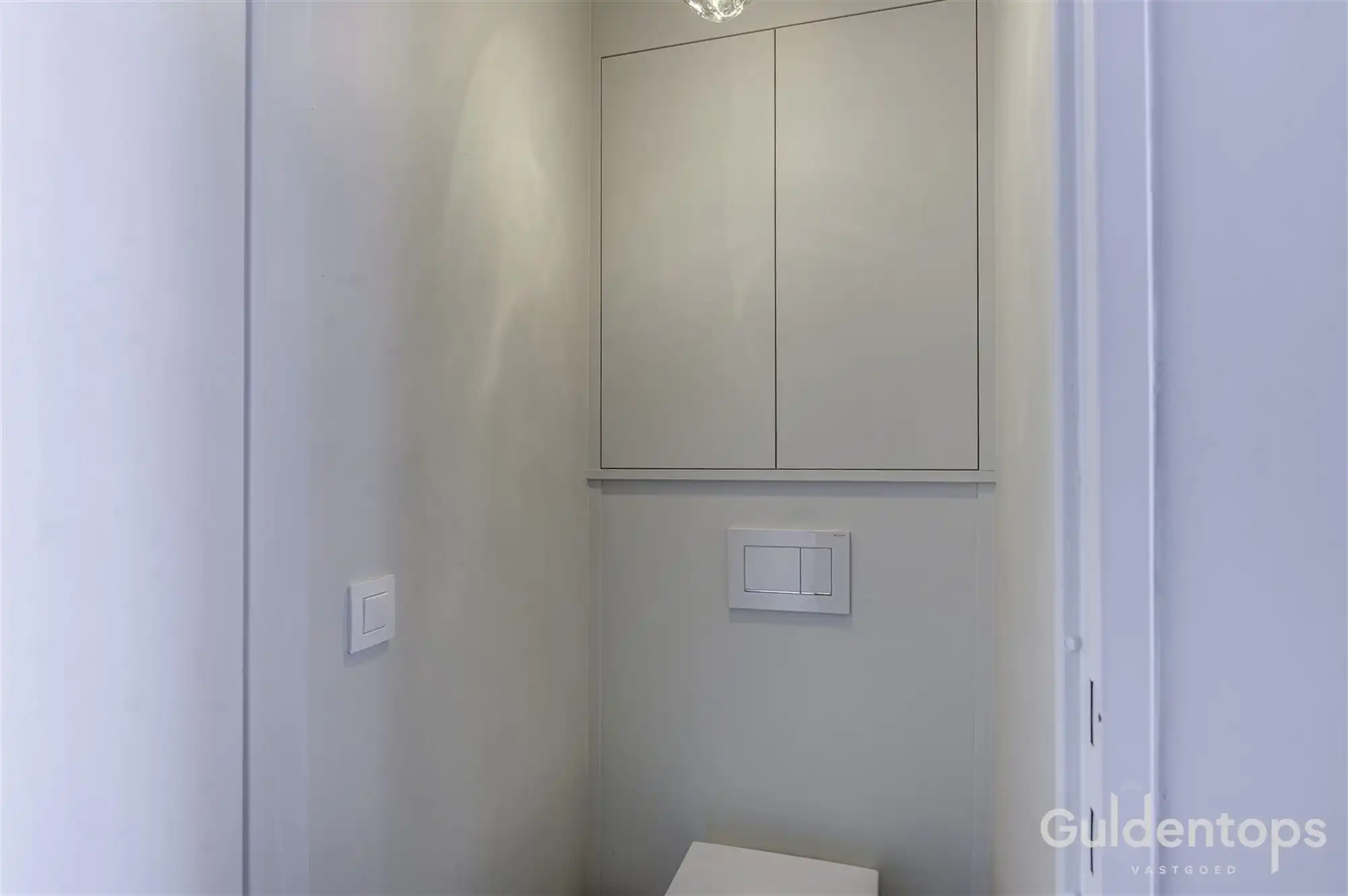 Knap vernieuwd 2 slaapkamerappartement op topligging foto 22