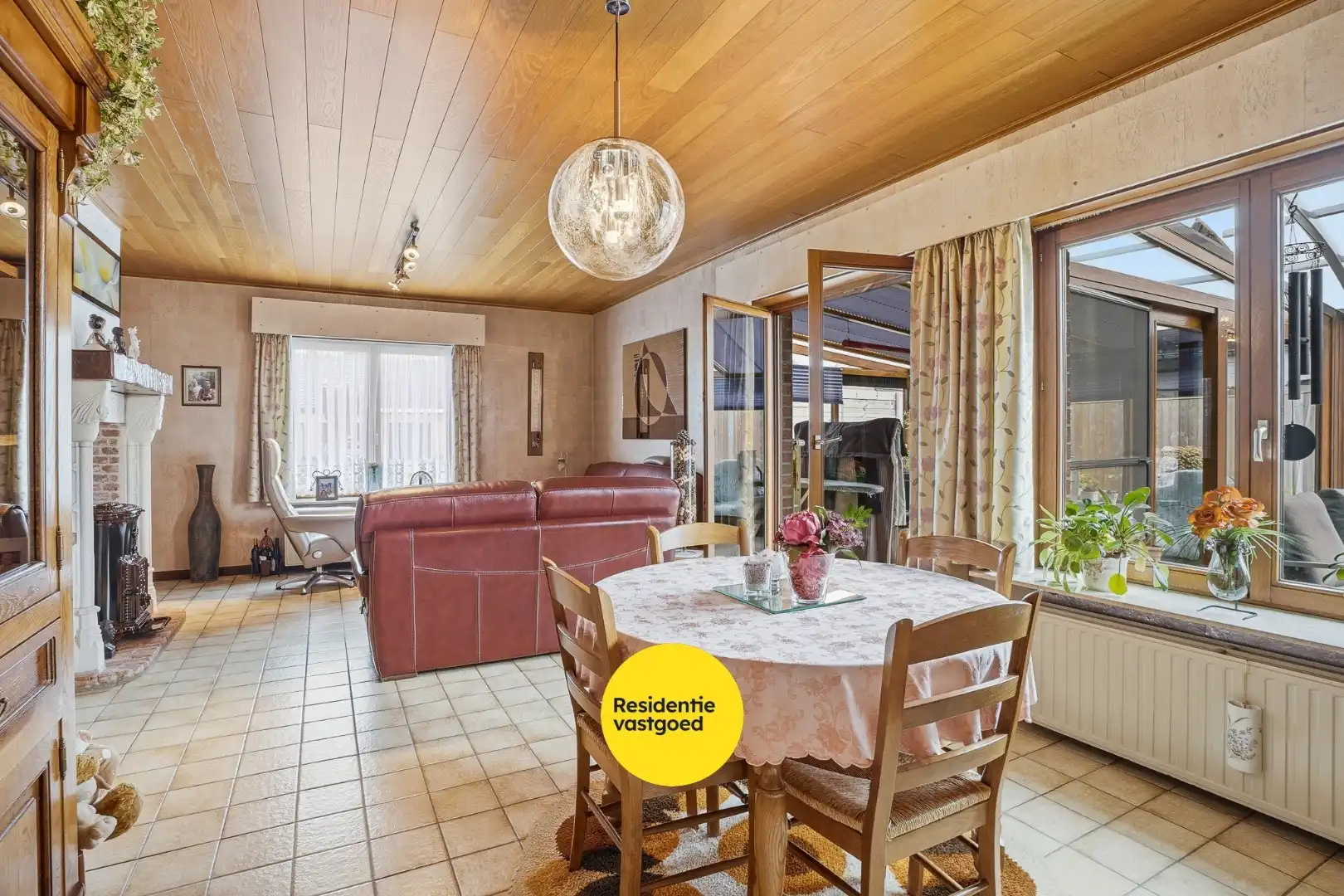 Alleenstaande bungalow met garage en tuin  op 684 m² foto 4