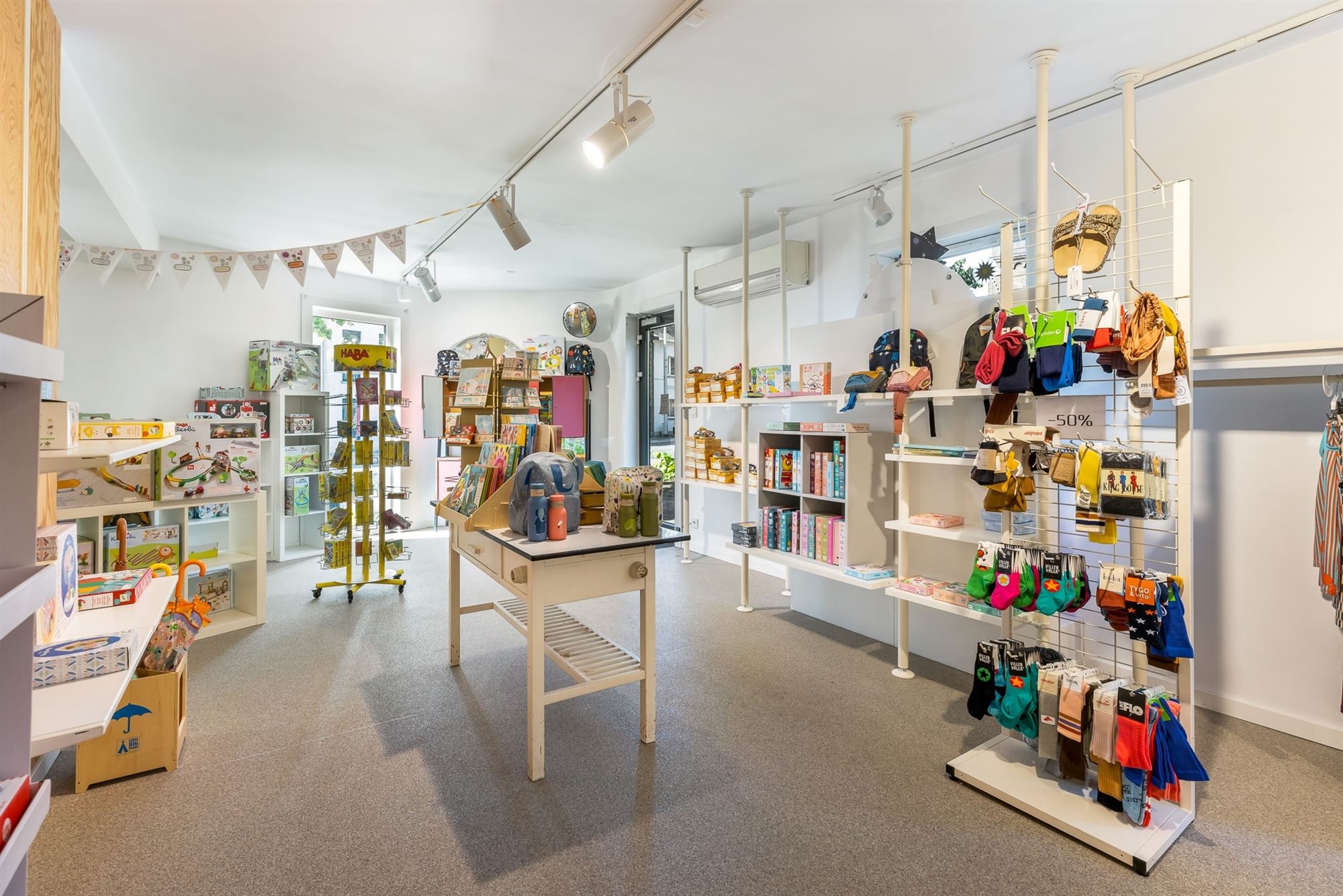 RUIM HANDELSPAND (123M²) IDEAAL GELEGEN OP DE HOEK VAN DE MARKT EN DE DORPSSTRAAT TE HEPPEN foto 5