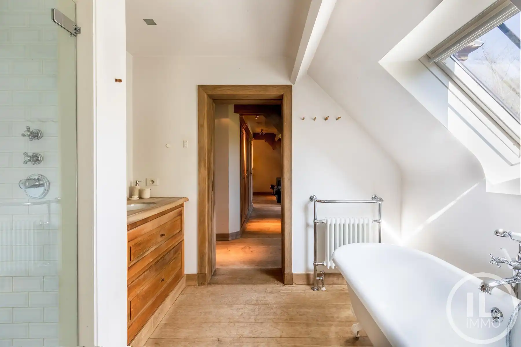 Schitterend domein van 7,7 ha met prachtige villa, zwembad, guesthouse, ruime schuur en uitgebreide paardenfaciliteiten. foto 21