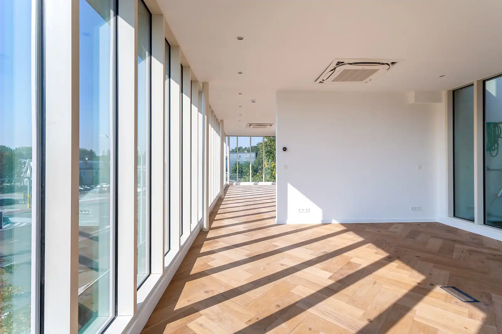 Architecturaal kantoorgebouw op absolute zicht locatie!  foto 20