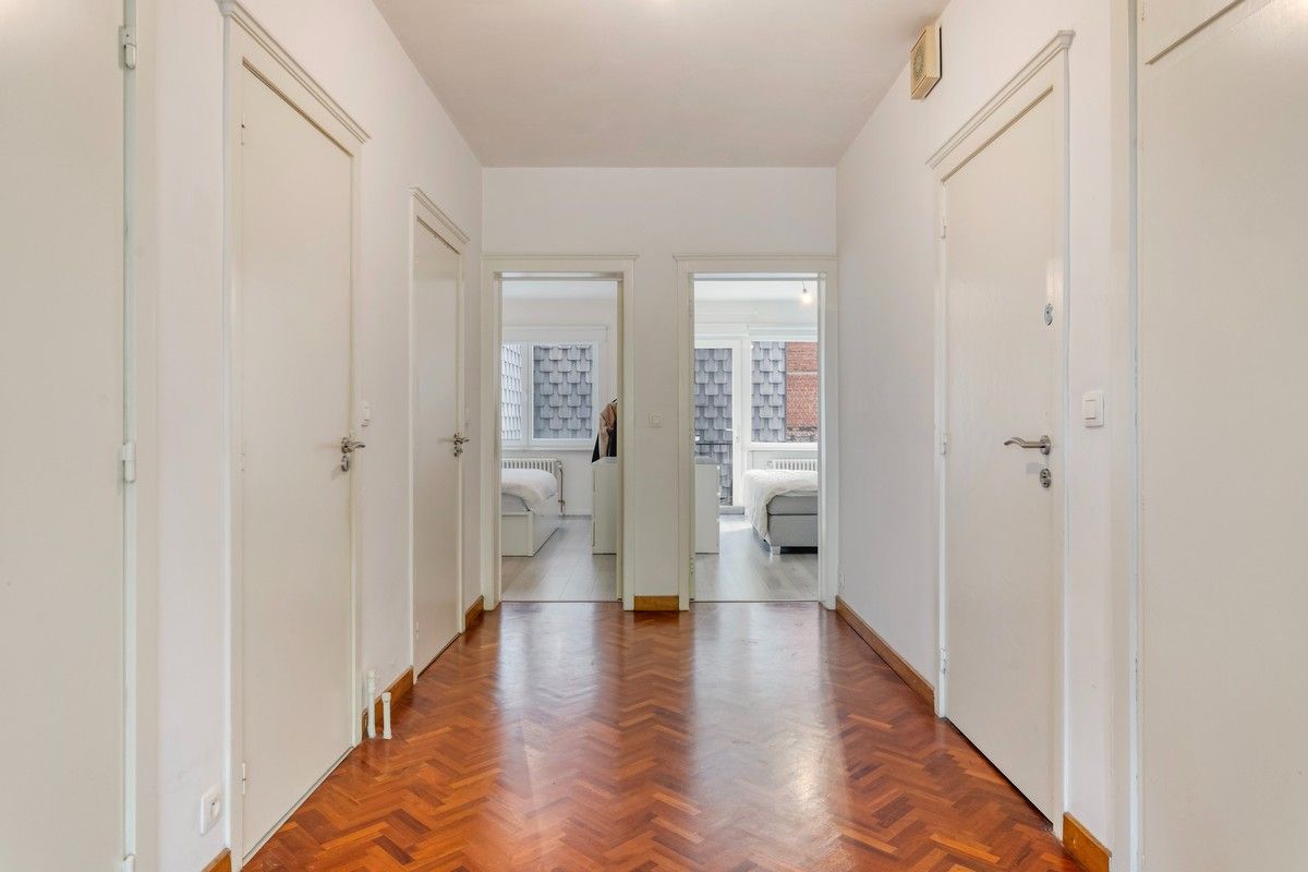 Goed onderhouden, ruim twee slaapkamer appartement met terras foto 7