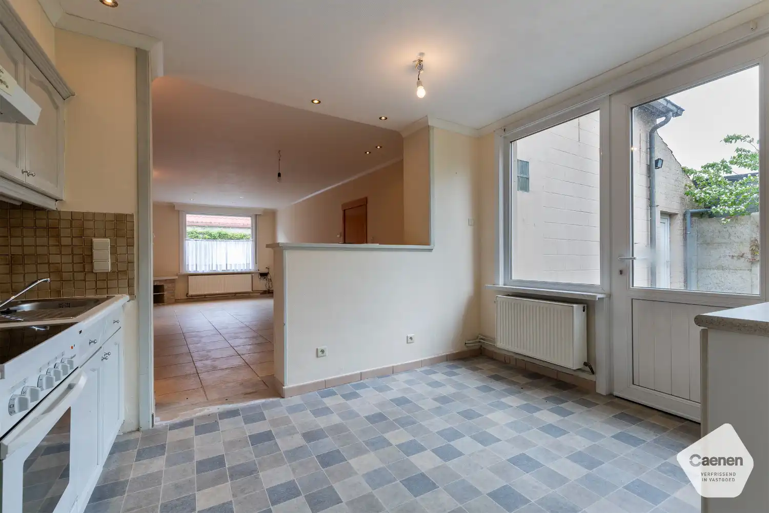 Charmante halfopen woning met tuin en garage in het centrum van Ruddervoorde. foto 5