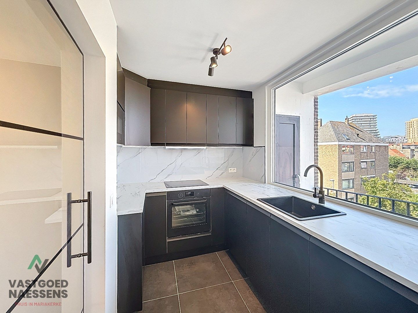 STIJLVOL GERENOVEERD 2 SLPK APP IN RUSTIGE WOONWIJK foto 3