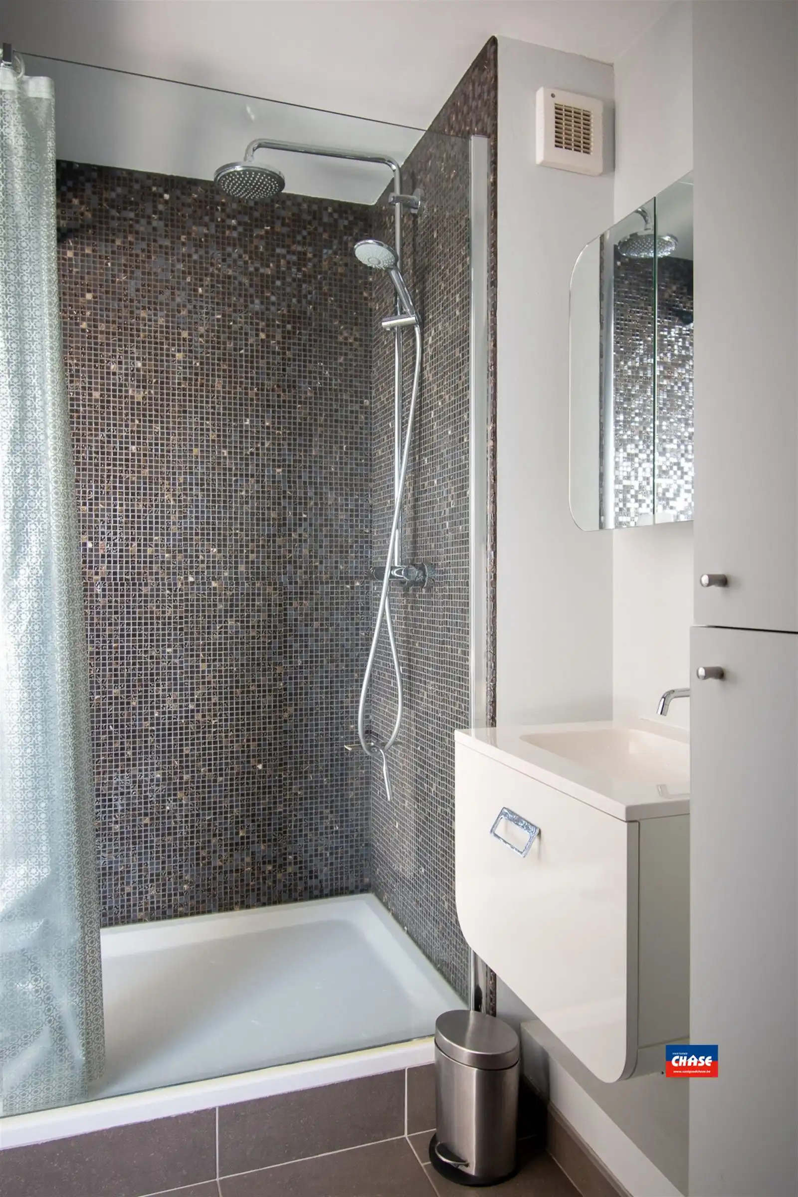 Instapklare woning met 4 slaapkamers, tuin en garagebox foto 28