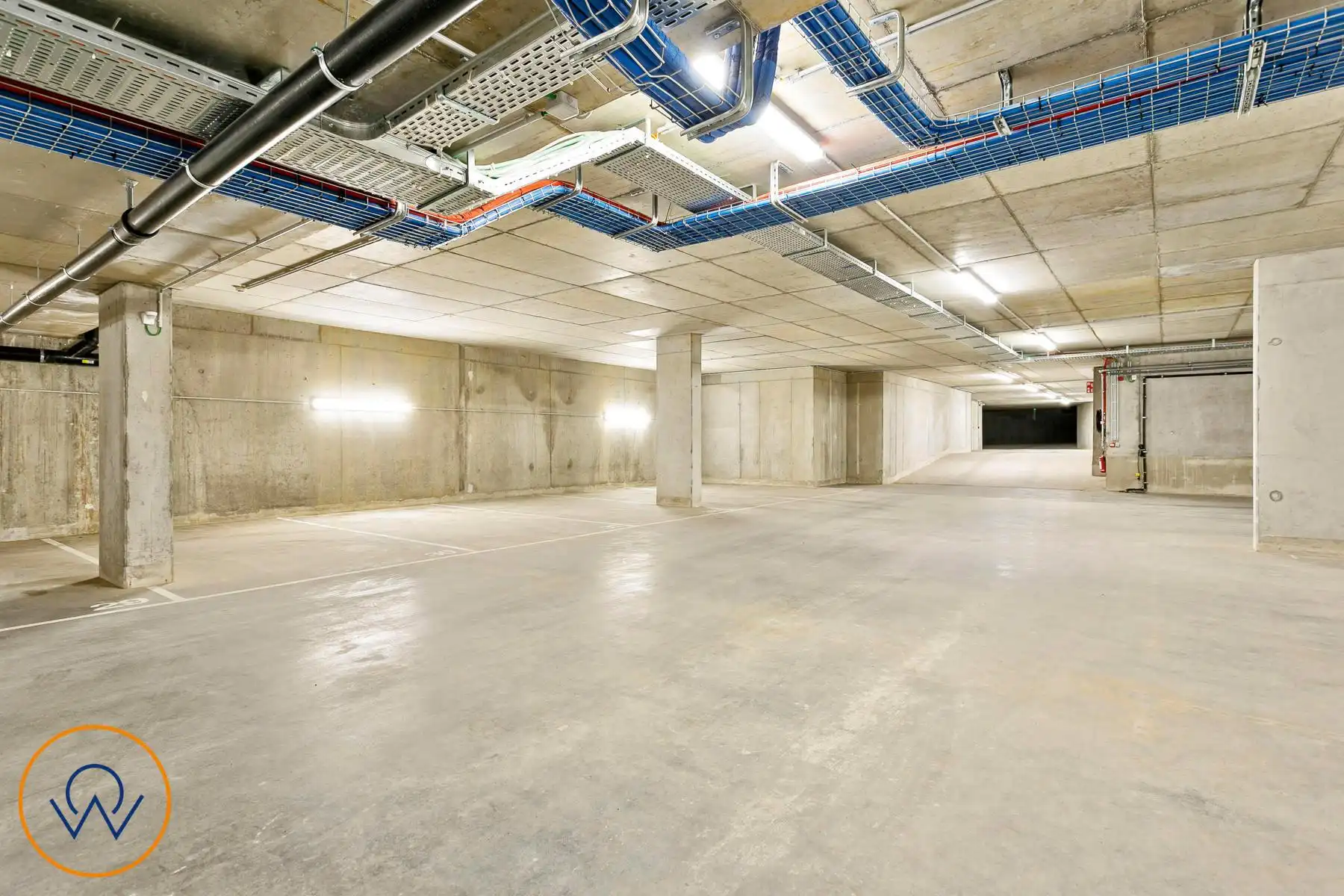 Autostaanplaats  foto {{pictureIndex}}