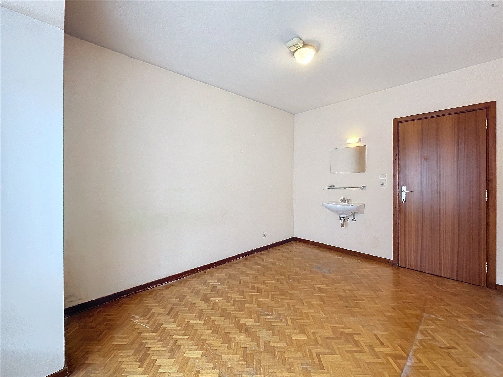 Ruim appartement met 4 slaapkamers en terras in Sint-Niklaas foto 9