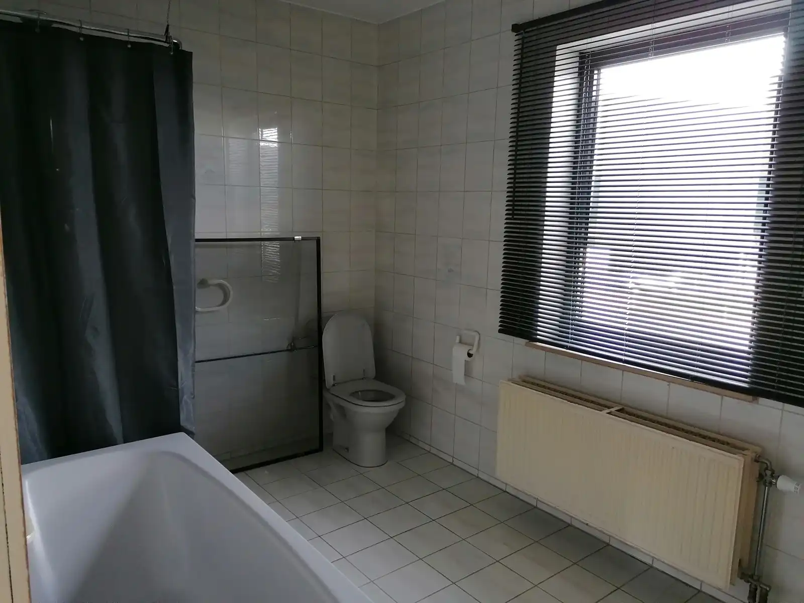 Handelspand met woonst, showroom, loods en parking foto 21