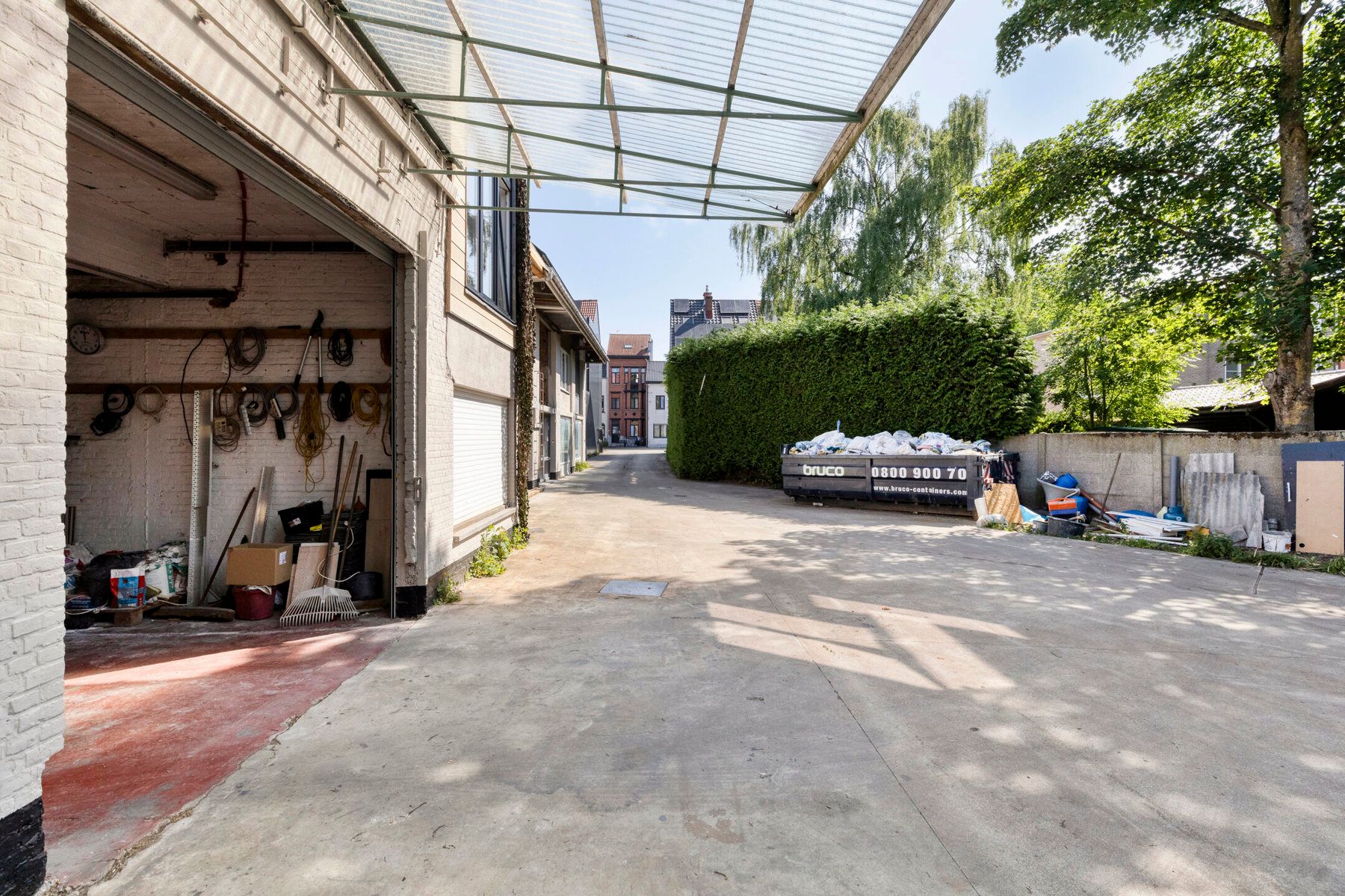 Magazijn met burelen, buitenruimte en bouwopties voorzijde. foto 19