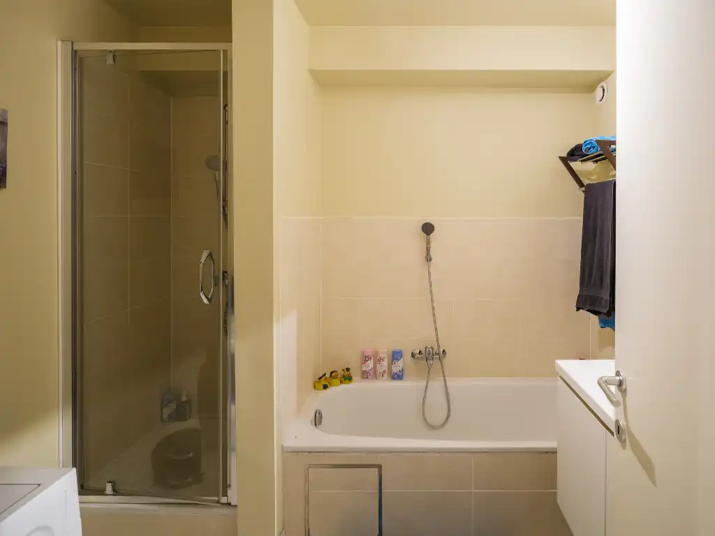 Gentbrugge - Licht op te frissen gelijkvloers appartement met 2 slaapkamers en tuin foto 11