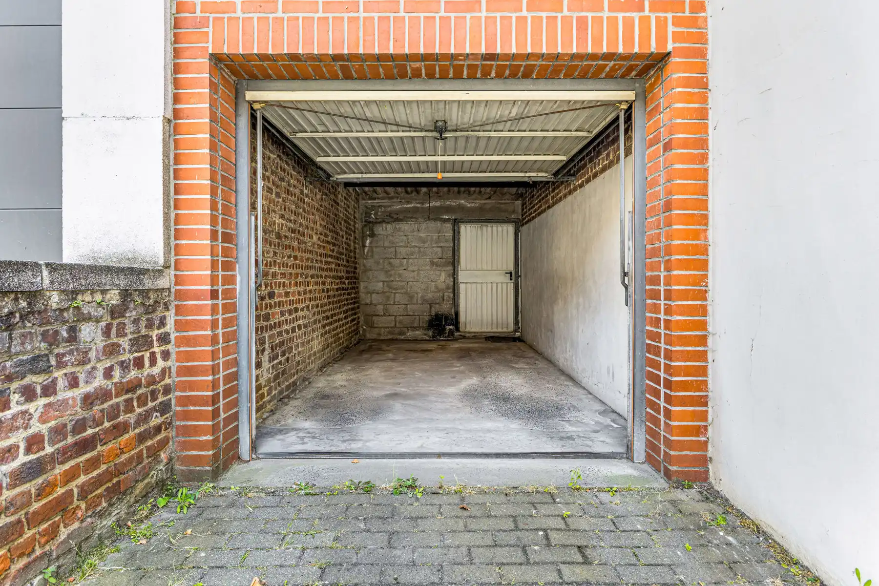 Te renoveren woning met veel mogelijkheden en garage foto 3