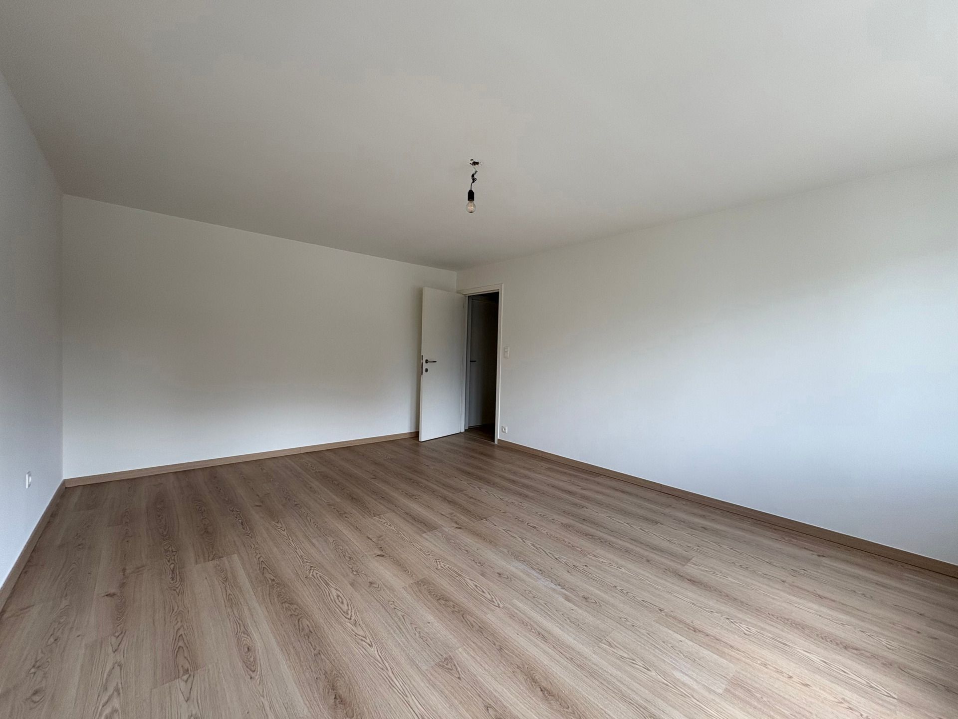 Ruime gerenoveerde woning met 5 slpks in centrum Ouwegem foto 18