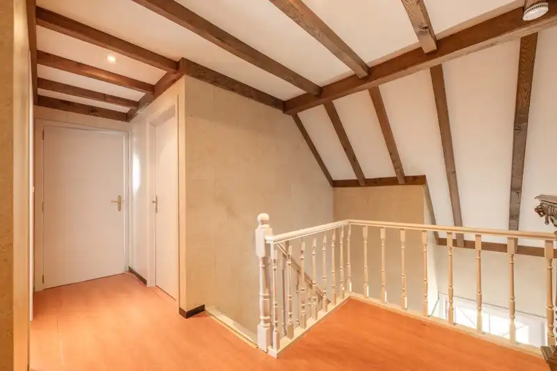 Prachtige alleenstaande instapklare woning met 5 slaapkamers inpandige garage, mooi terras en tuin TE KOOP in hartje Sint-Baafs-Vijve foto 13