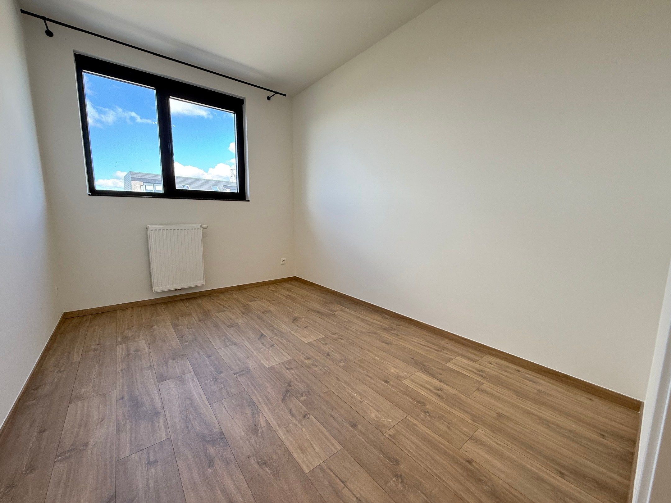 Hedendaags nieuwbouwappartement met 2 slaapkamers en terras op centrale ligging in Ooigem. foto 6