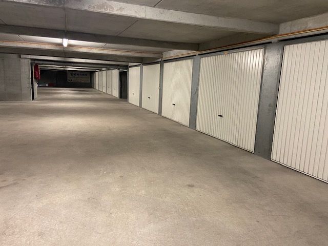 Zeer ruime gesloten garagebox foto 3