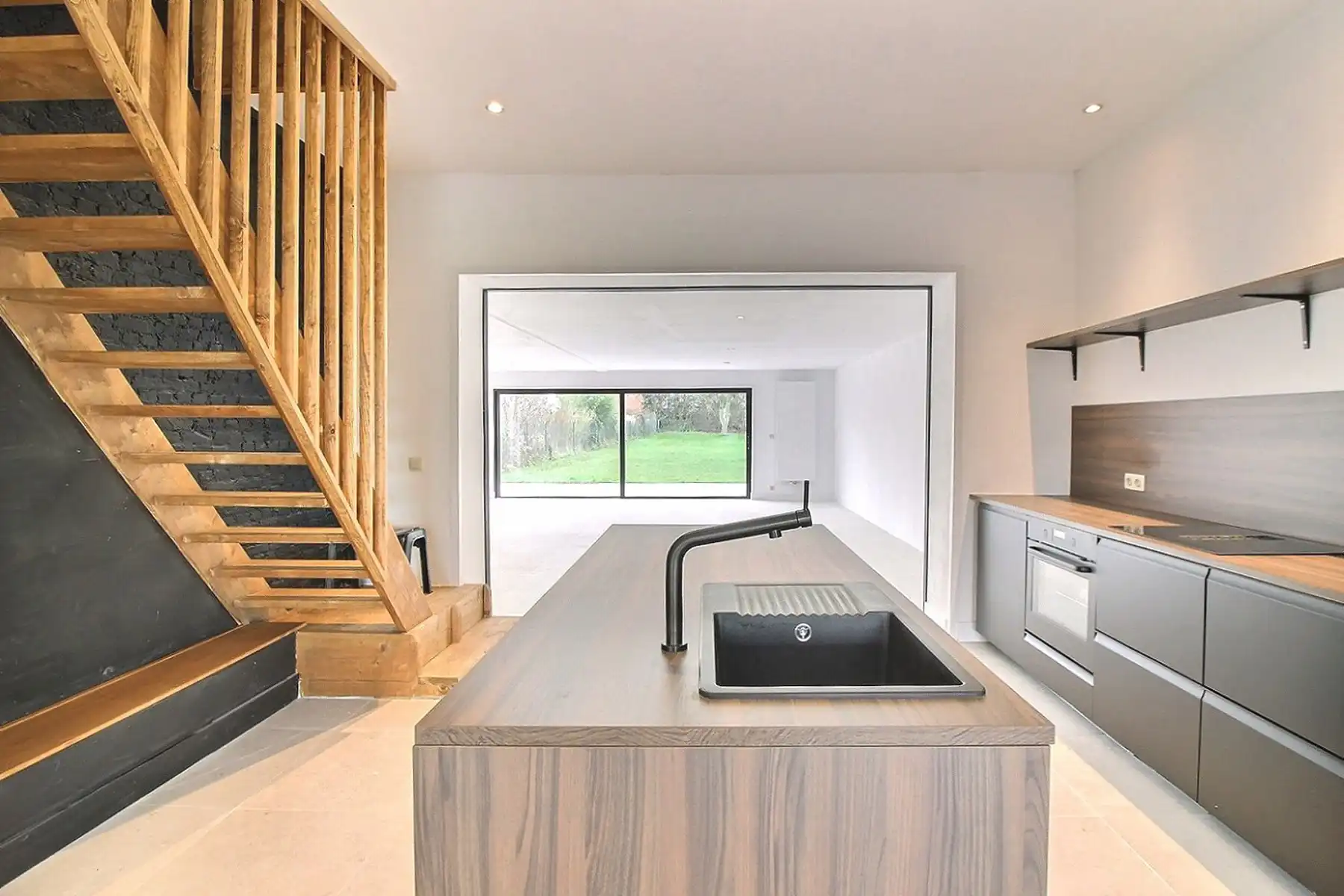 Riante woning met 4 kamers en grote tuin foto 3