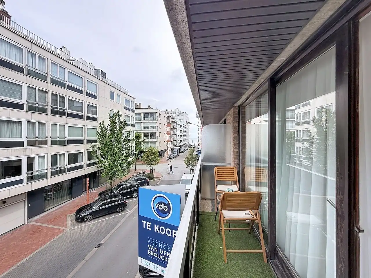 Verzorgd appartement met terras vooraan, gelegen op een boogscheut van de Zeedijk te Knokke foto 2