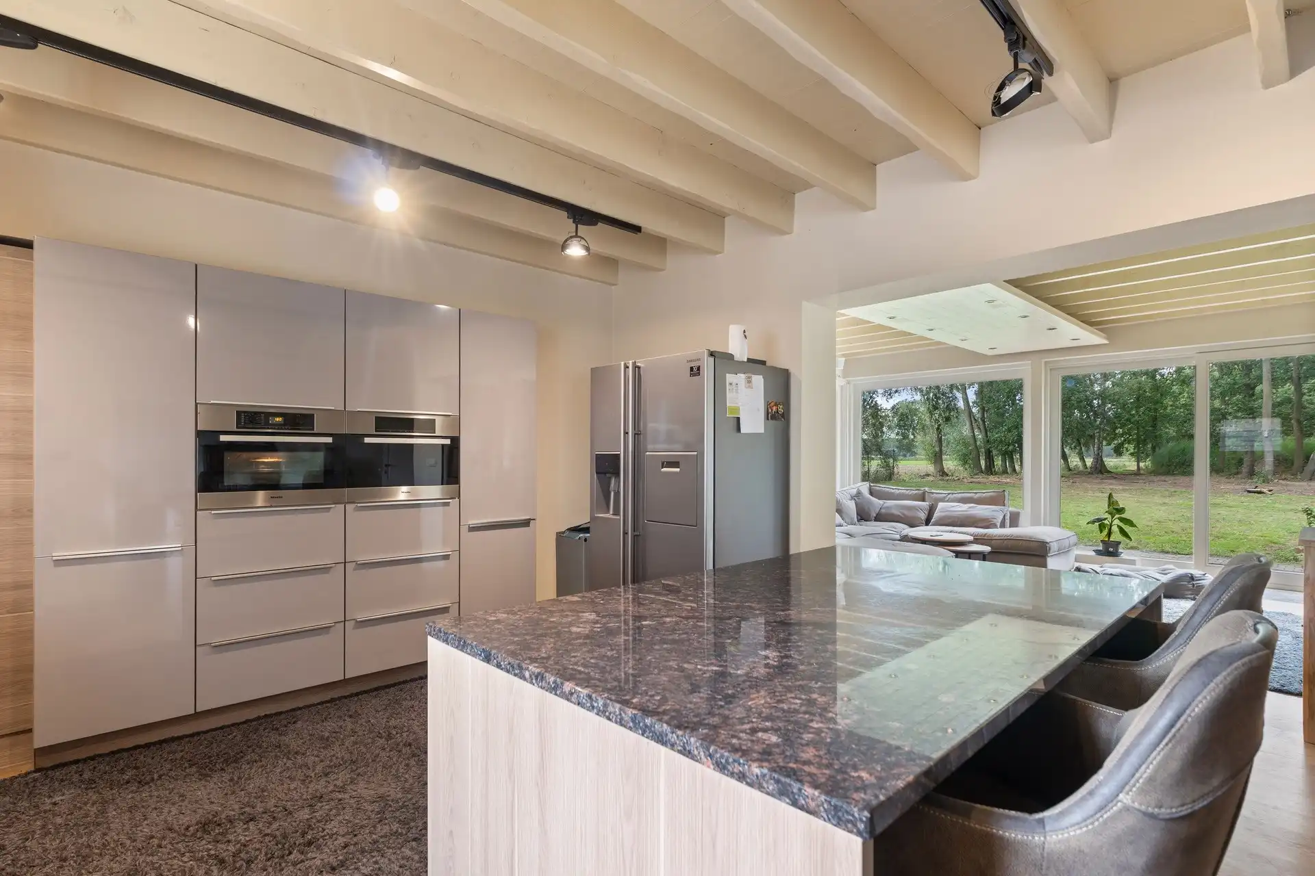 Unieke hoeve met bijgebouw op 19.459 m² grond, verscholen in het groen foto 6