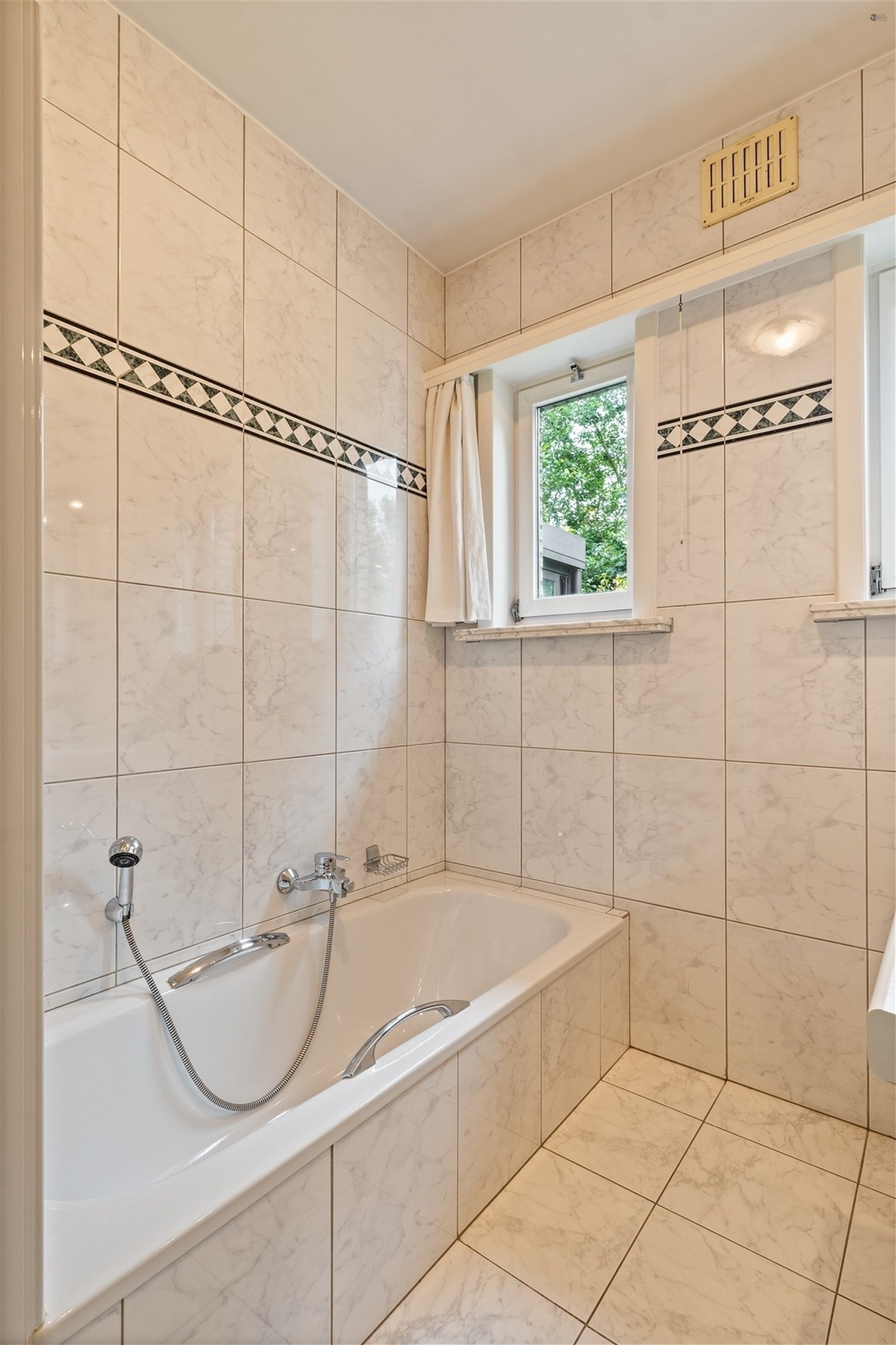 Goed onderhouden, ruime bungalow op 594m² grond foto 13