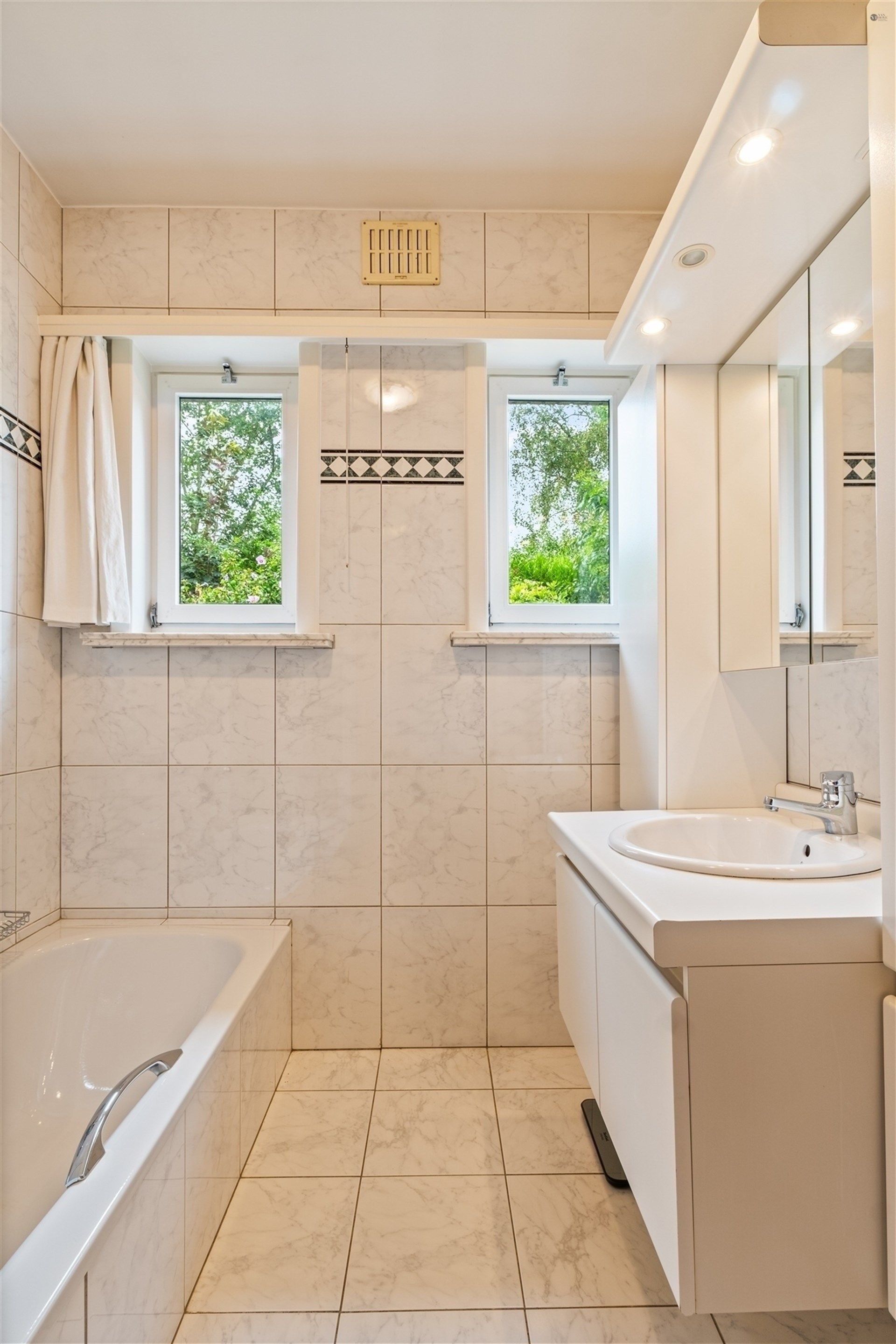 Goed onderhouden, ruime bungalow op 594m² grond foto 13